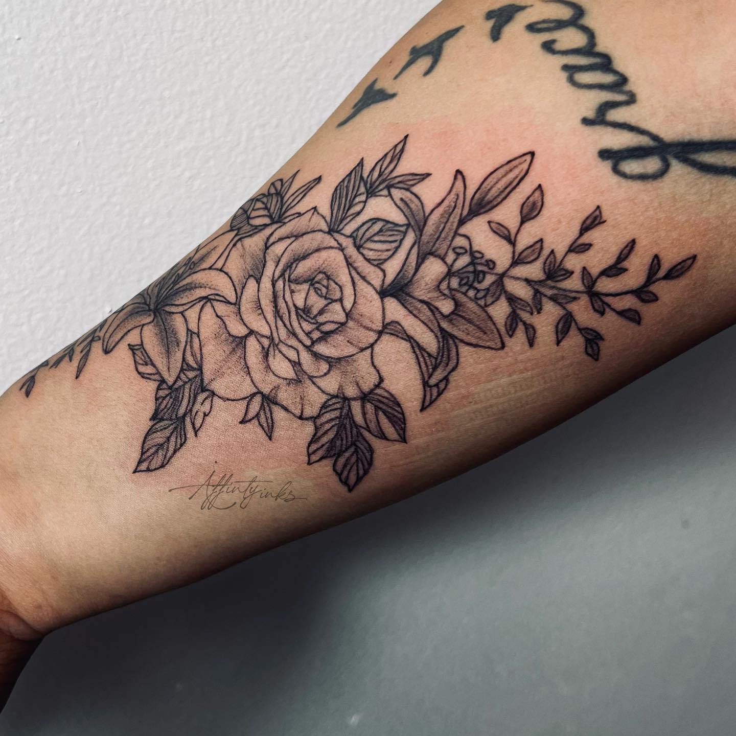 Lirio Negro y Tatuaje de Rosa