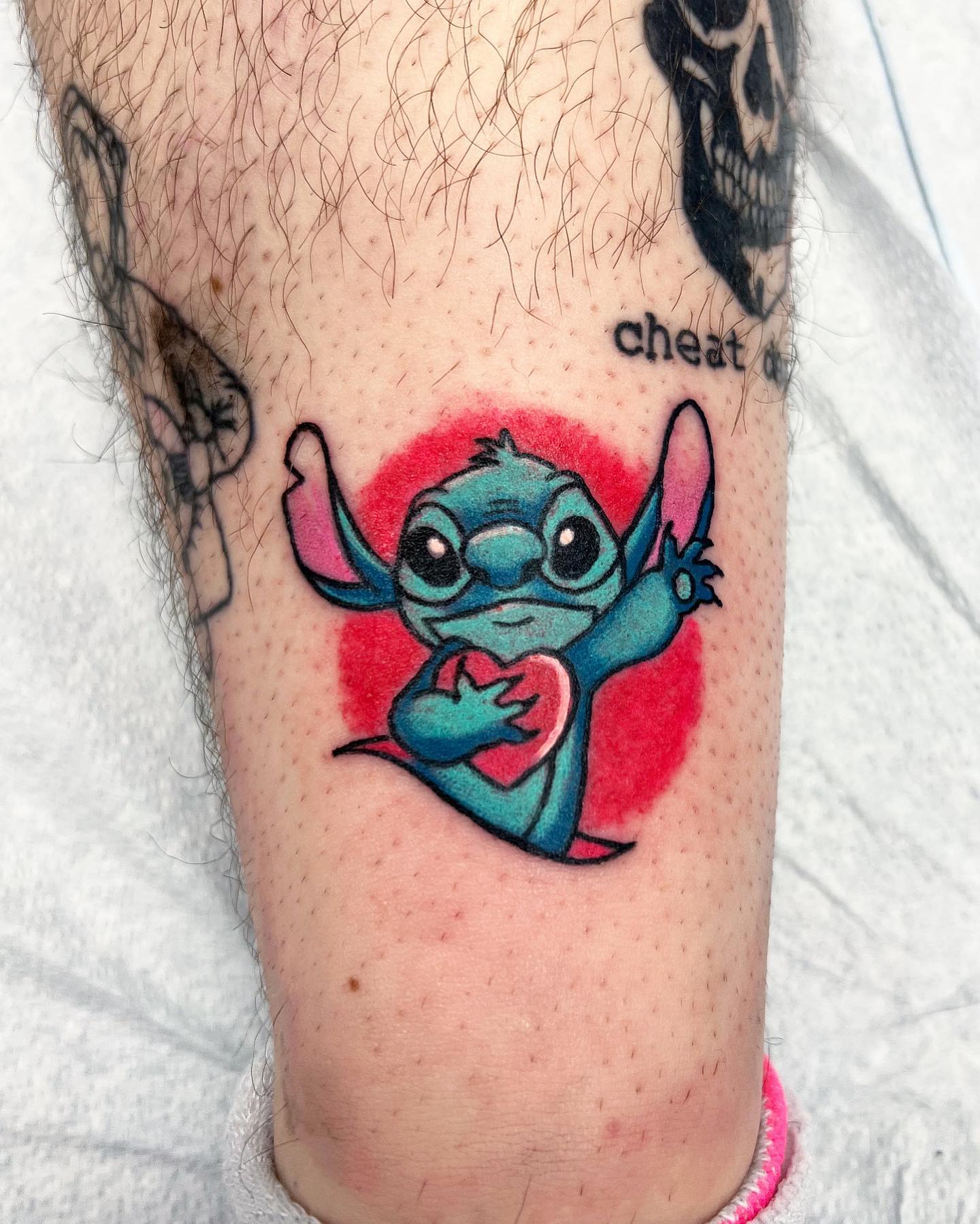 Pequeño diseño de tatuaje de puntadas coloridas