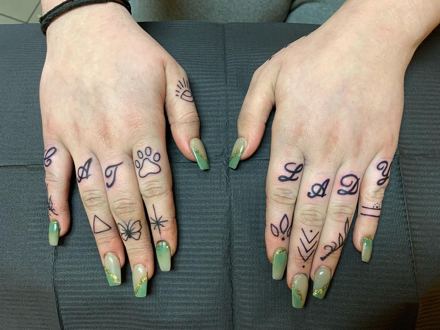 Pequeño Minimalismo Tatuaje de nudillo