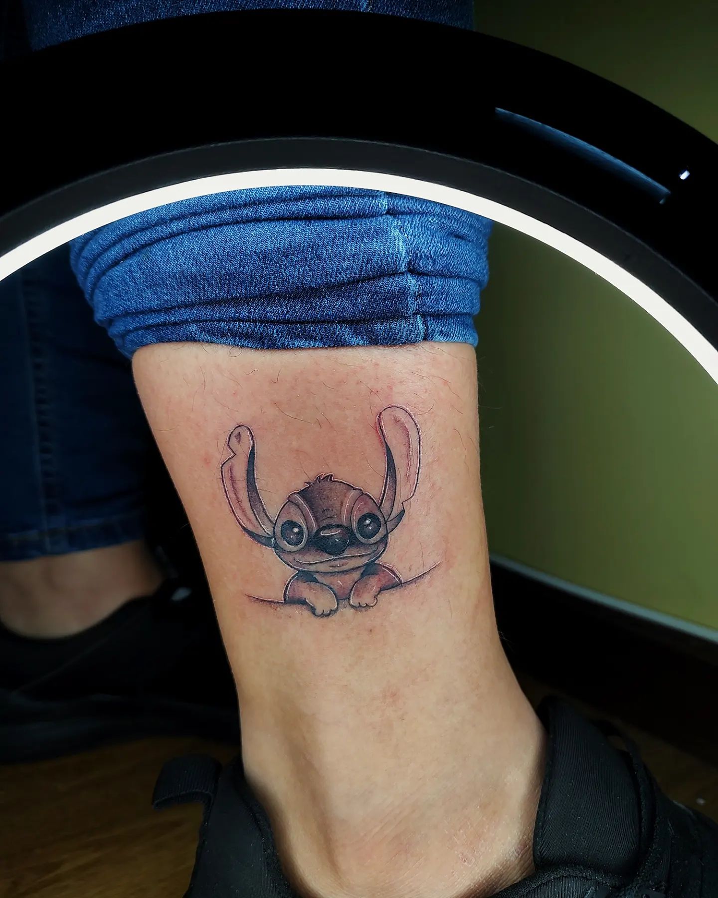Pequeño tatuaje de costura en el tobillo.