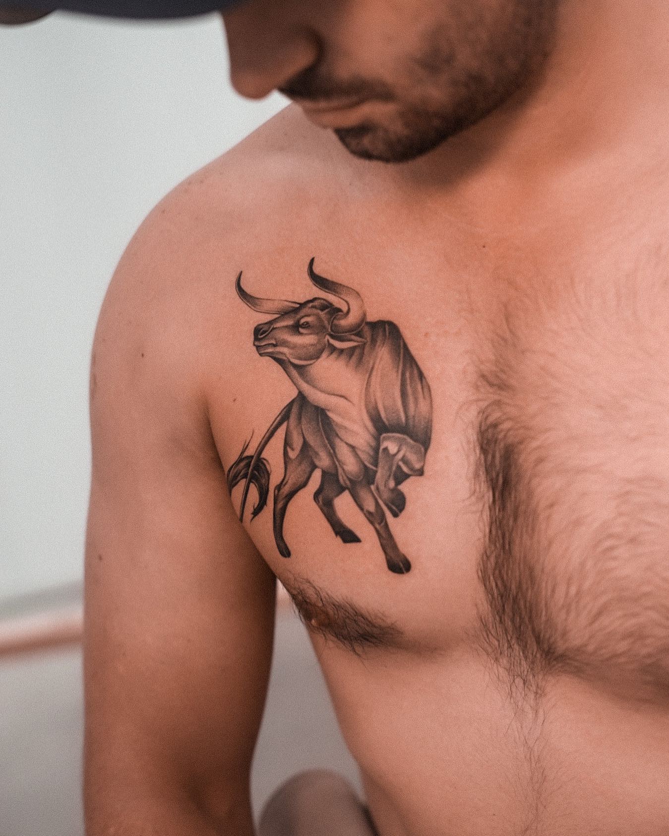 Pequeño Tatuaje Minimalista de Tauro