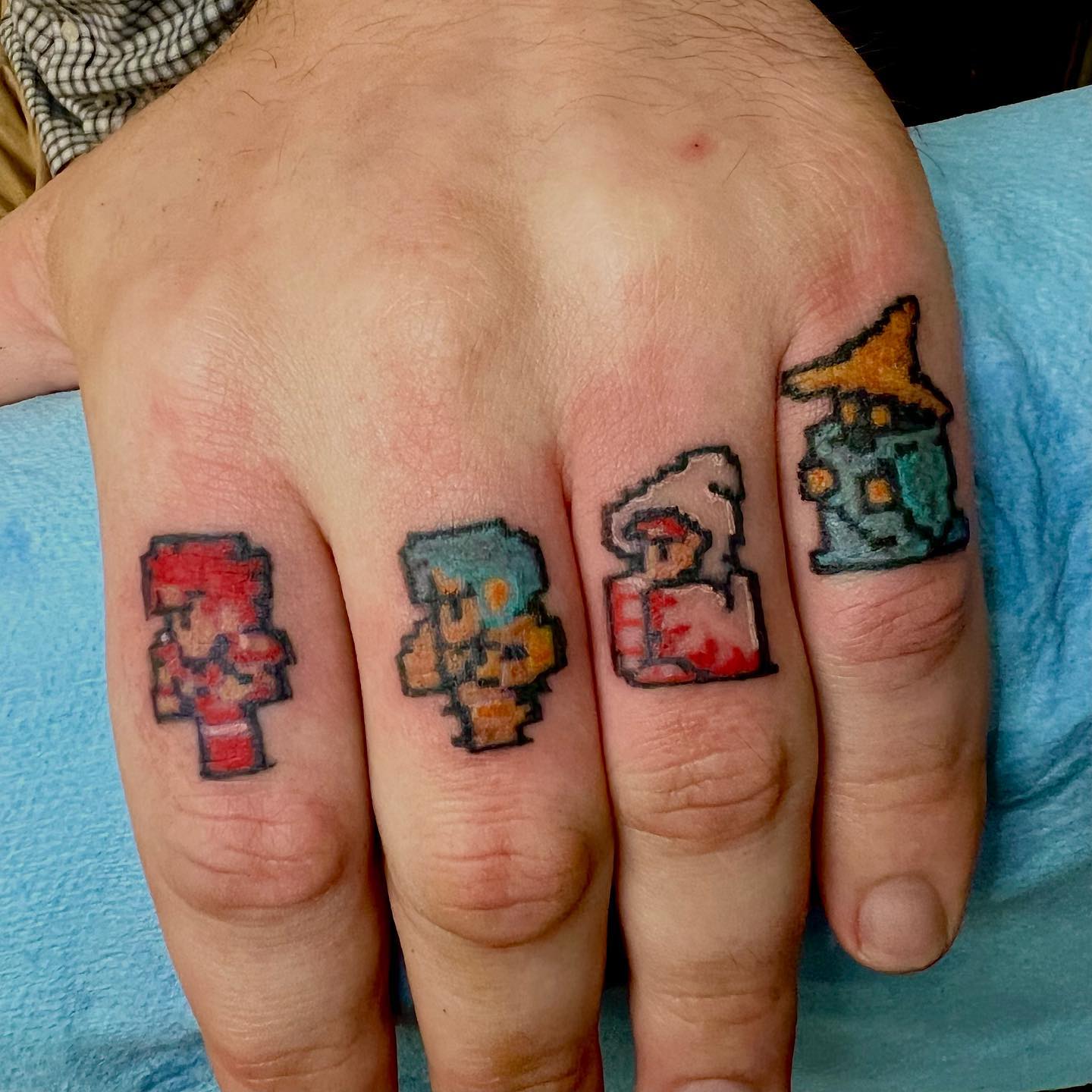 Personajes de dibujos animados Tatuaje en los nudillos