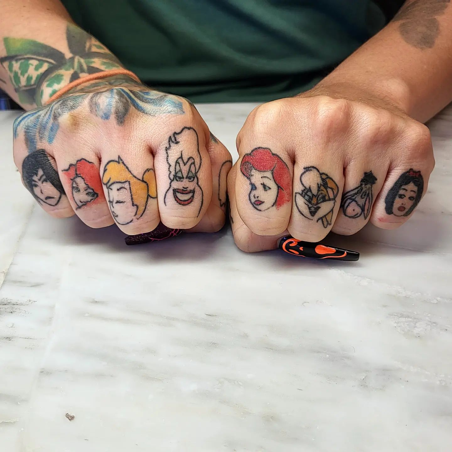 Personajes de Disney Tatuaje en los nudillos