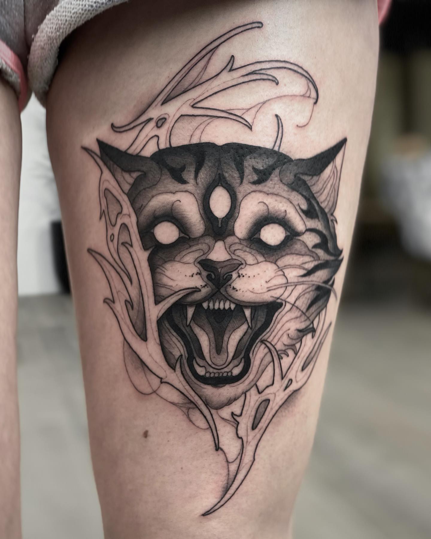 Tatuaje artístico en la pierna para hombres.