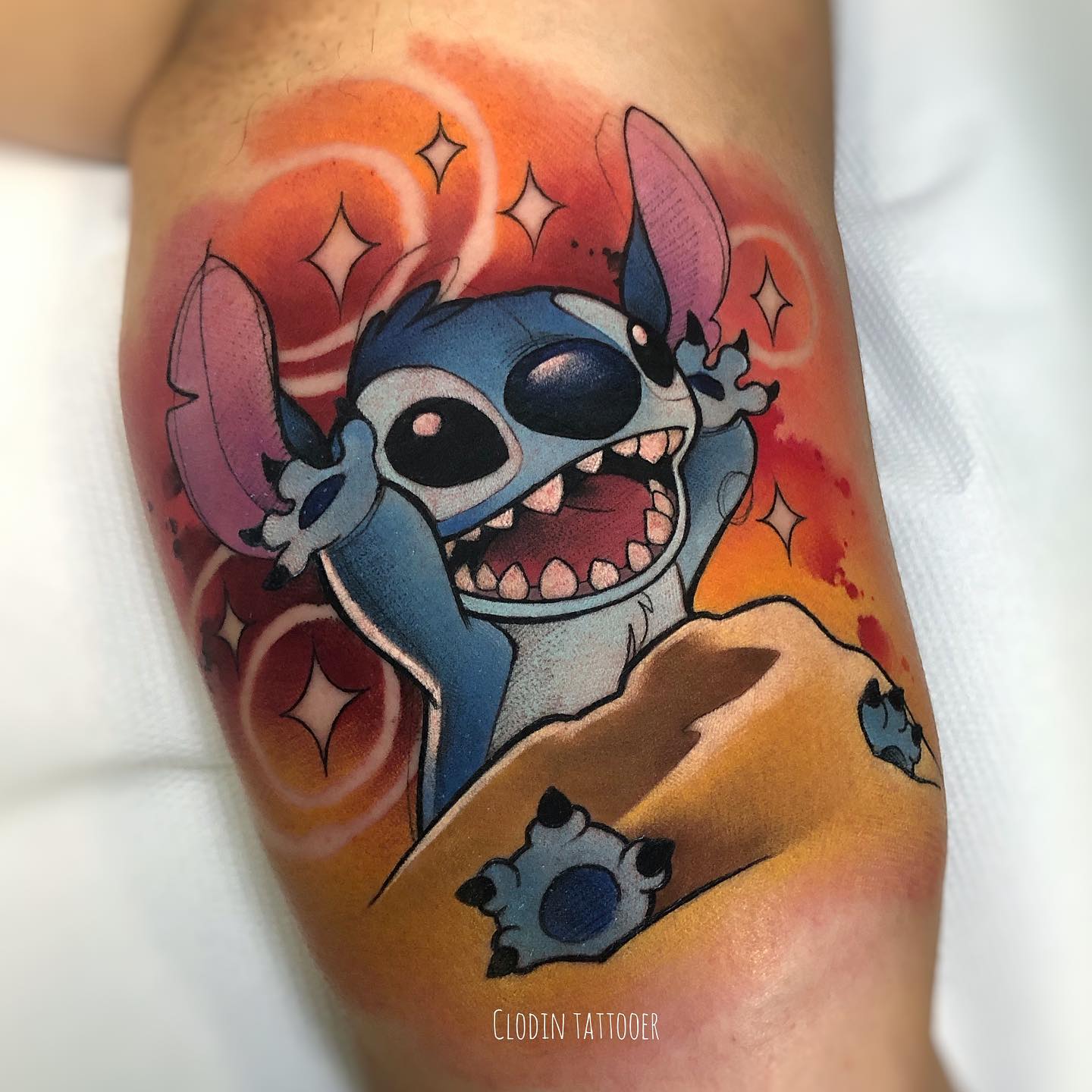 Tatuaje colorido y de puntadas grandes