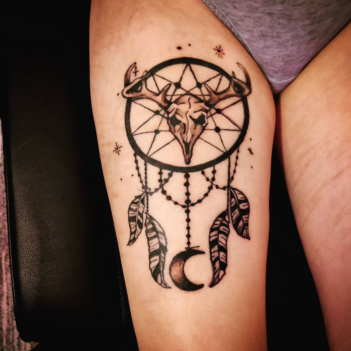 Tatuaje de atrapasueños con cráneo de ciervo.