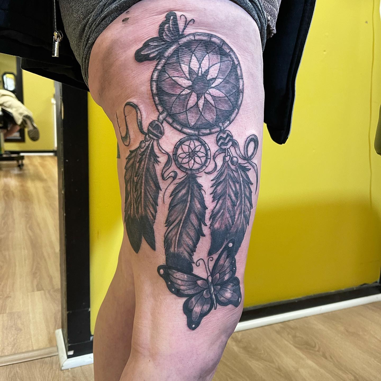 Tatuaje de Atrapasueños con una Mariposa