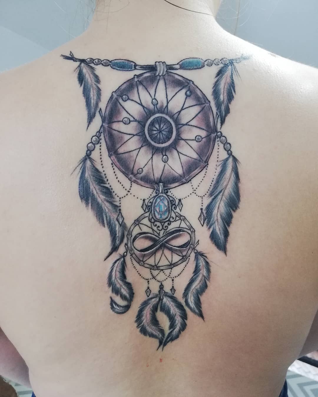 Tatuaje de atrapasueños de gran tamaño en la espalda