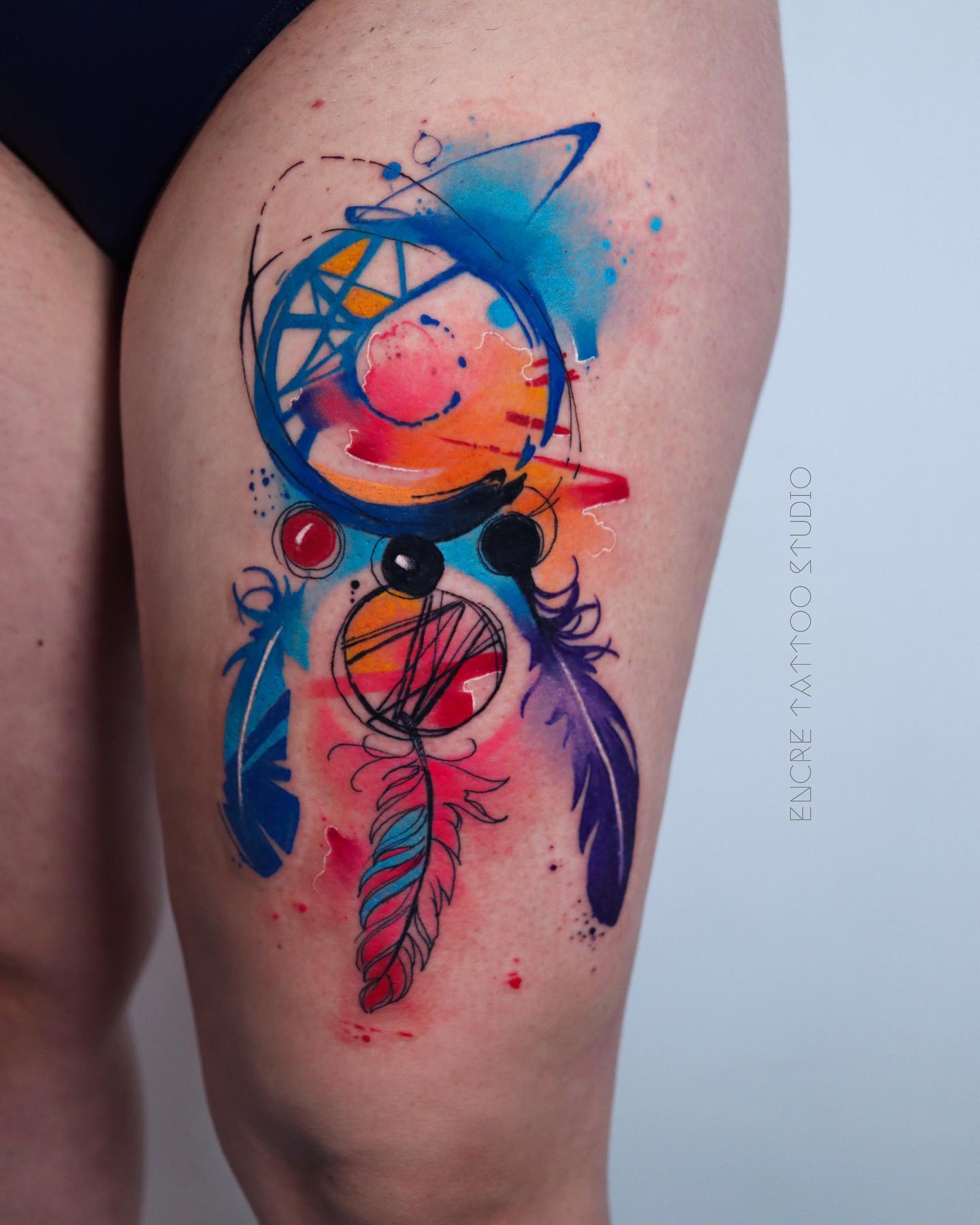 Tatuaje de Atrapasueños en el Muslo
