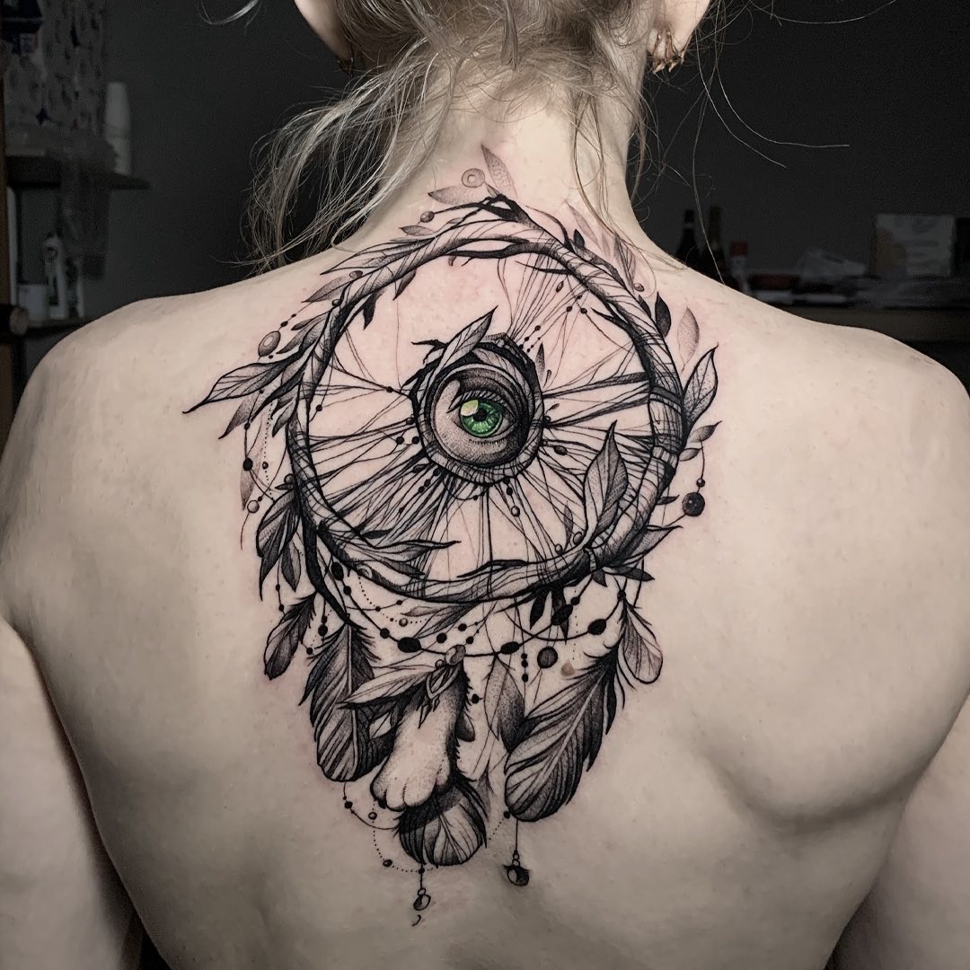 Tatuaje de atrapasueños en la espalda