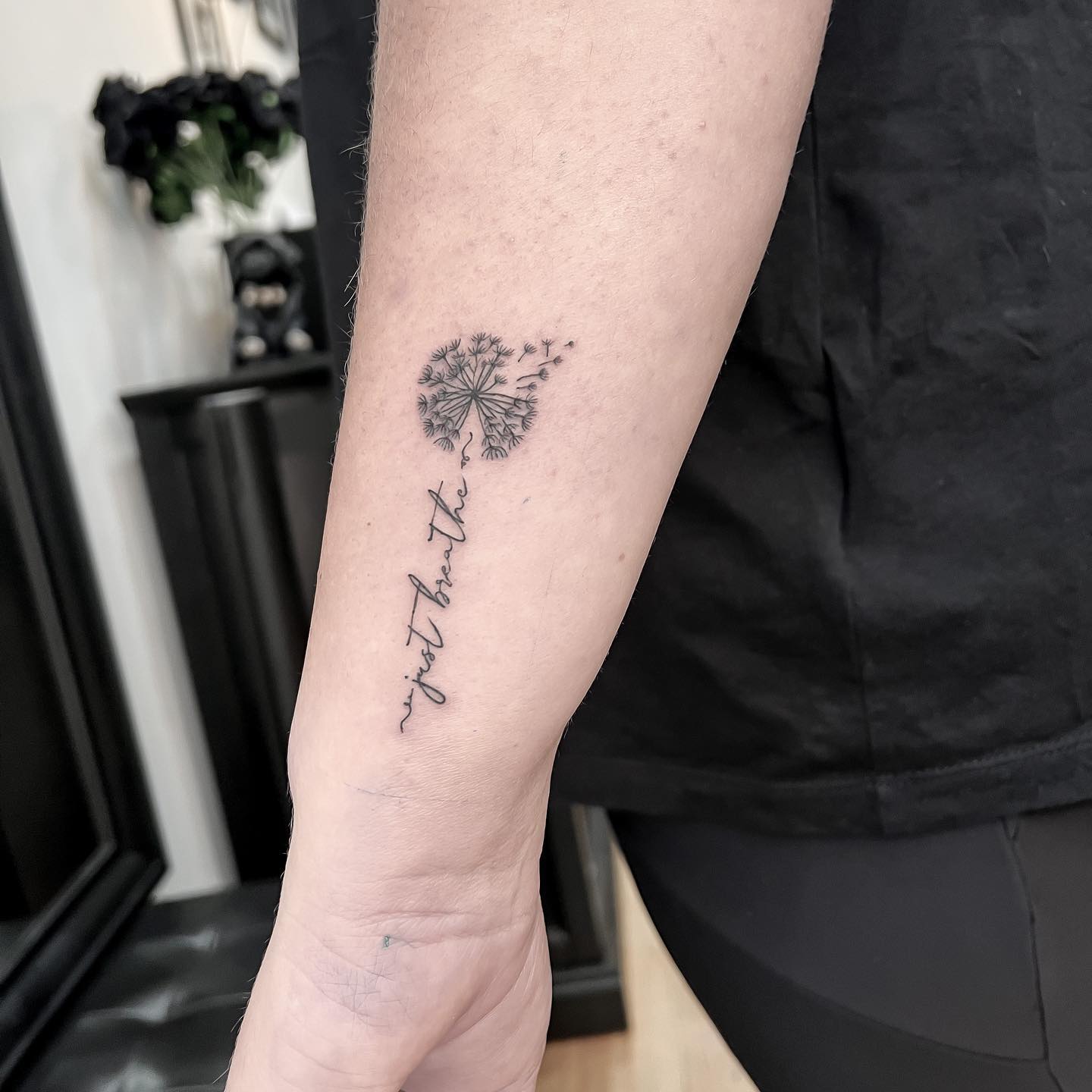 Tatuaje de brazo de diente de león.
