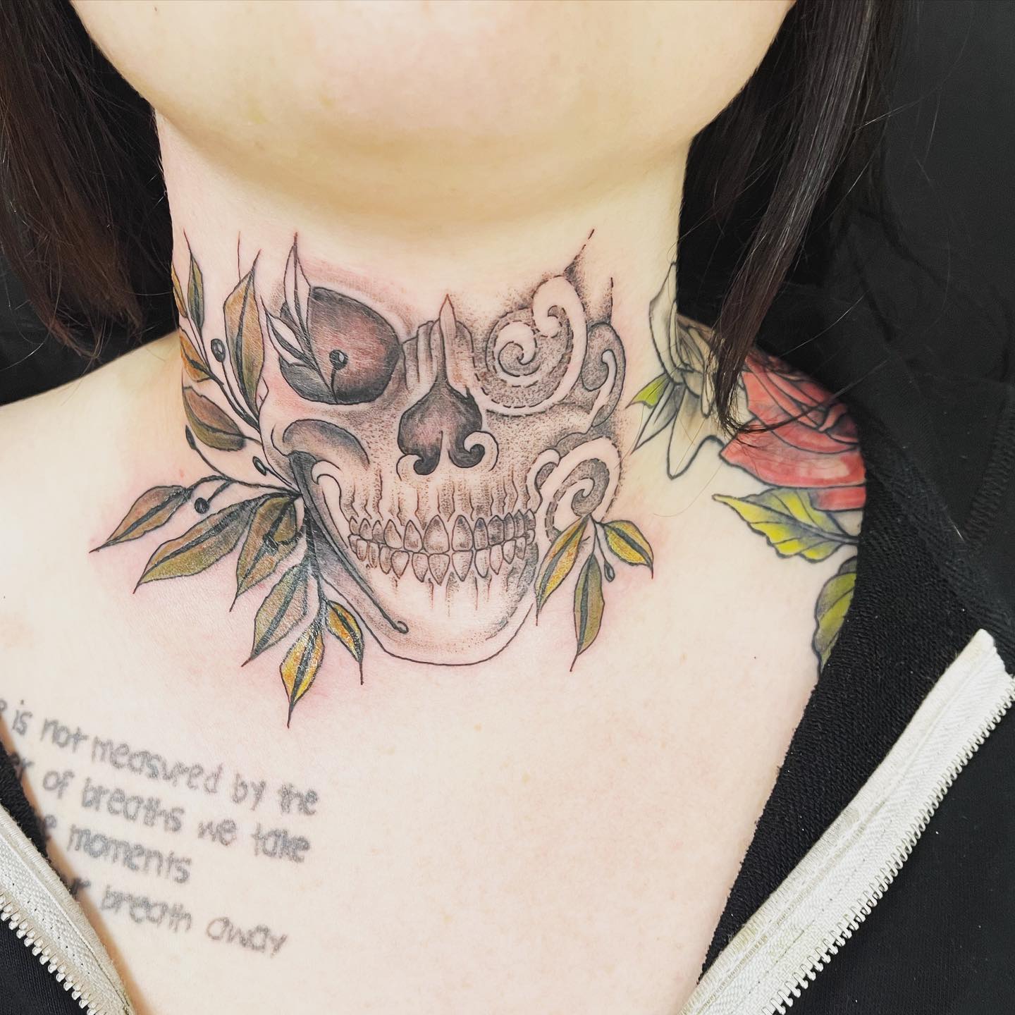 Tatuaje de calavera malasombra en la garganta.