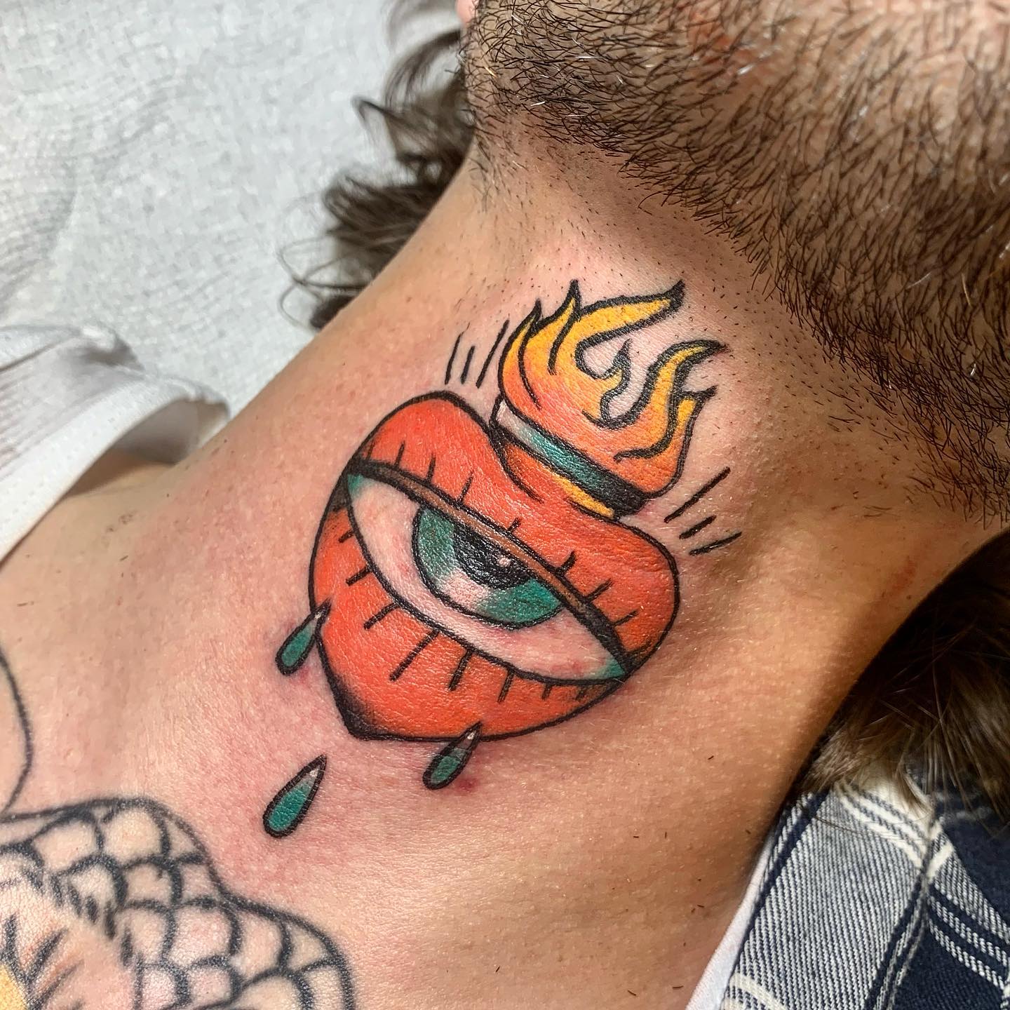 Tatuaje de Corazón Sagrado en la Garganta