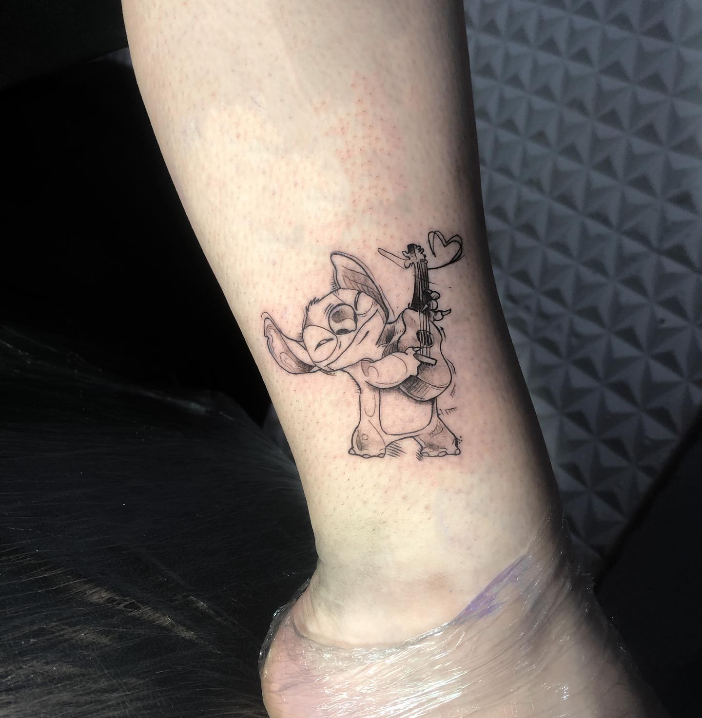 Tatuaje de costura pequeño en el tobillo.