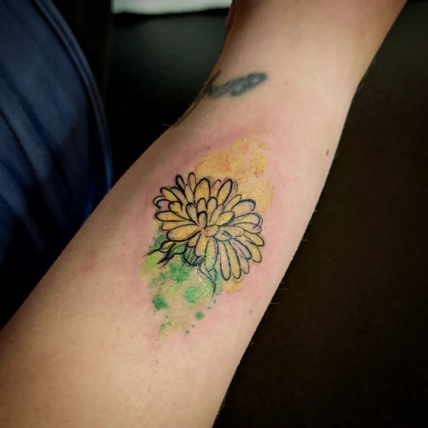 Tatuaje de diente de león amarillo brillante