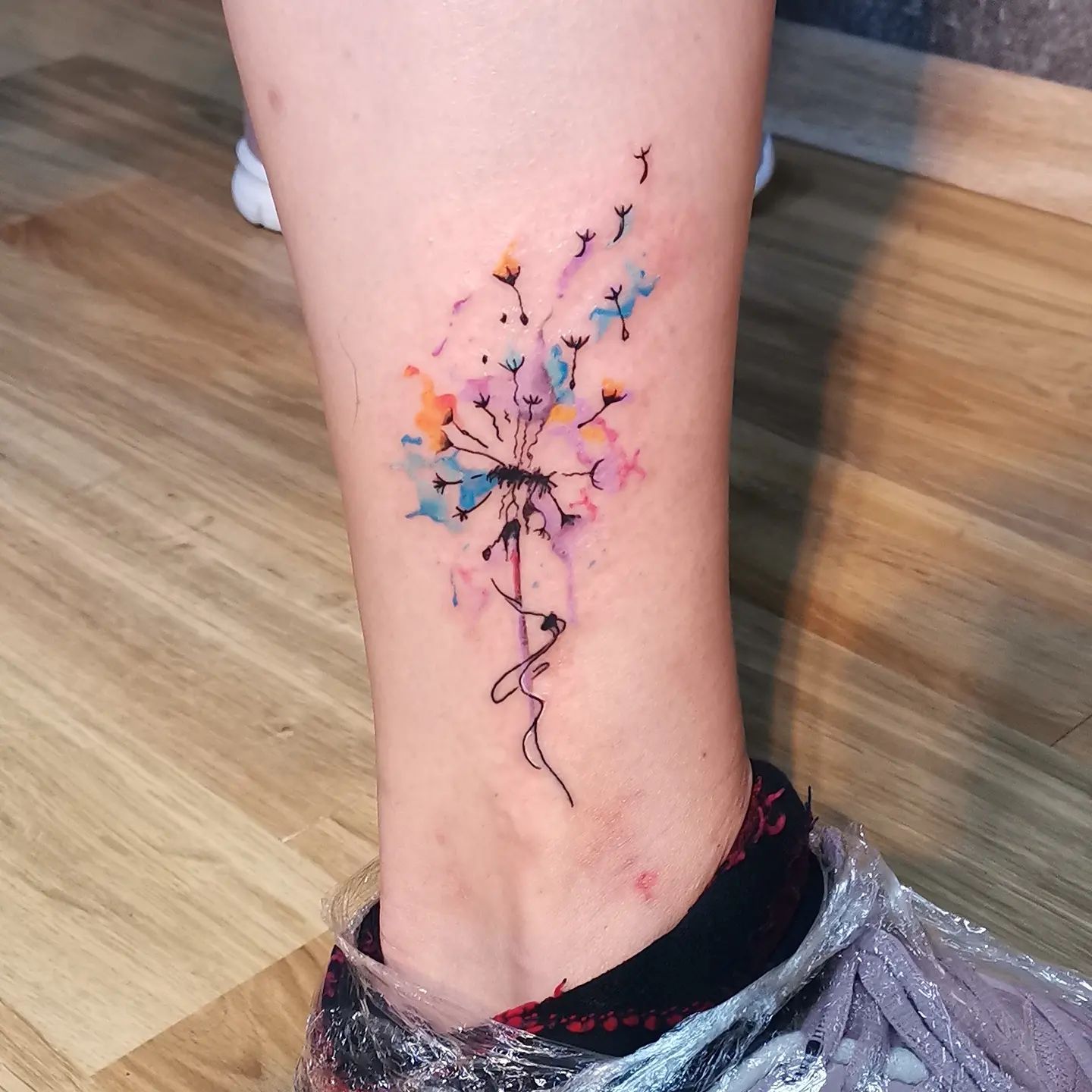 Tatuaje de Diente de León de Pierna Colorido
