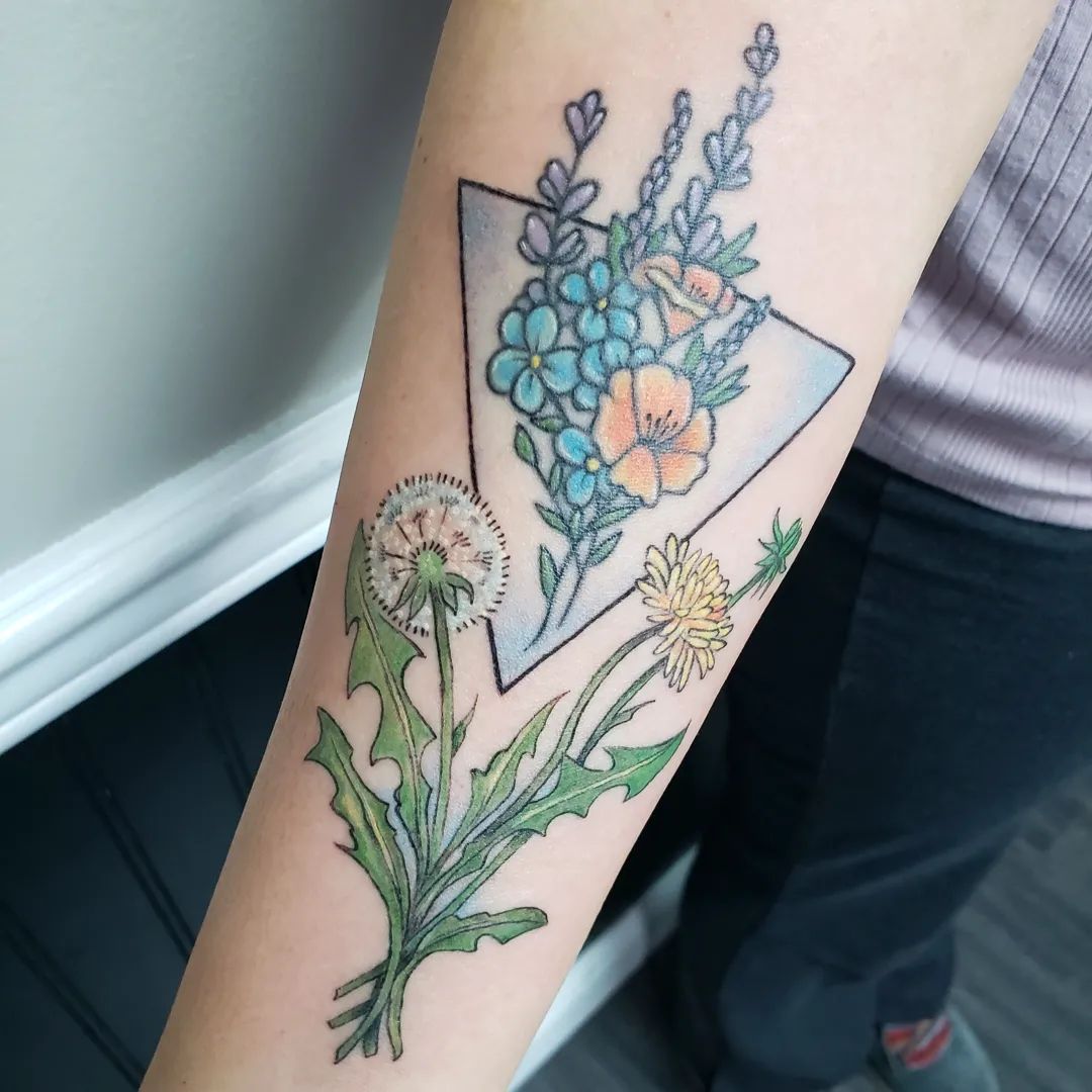 Tatuaje de Diente de León en el brazo.