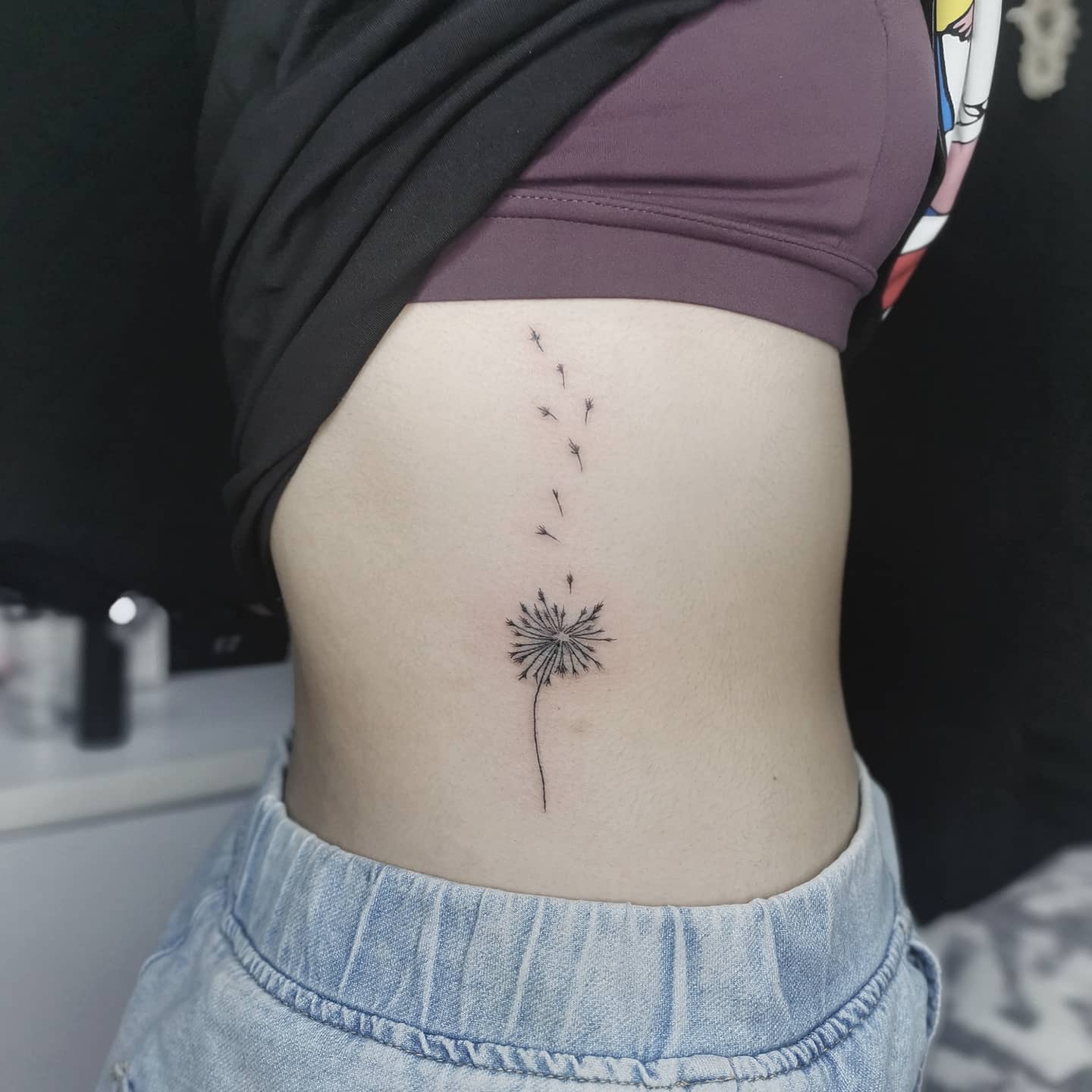Tatuaje de diente de león en el estómago