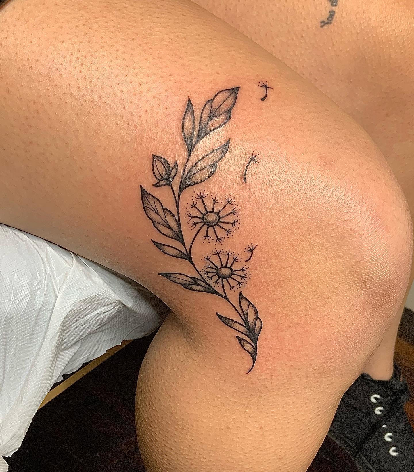 Tatuaje de Diente de León en el Muslo