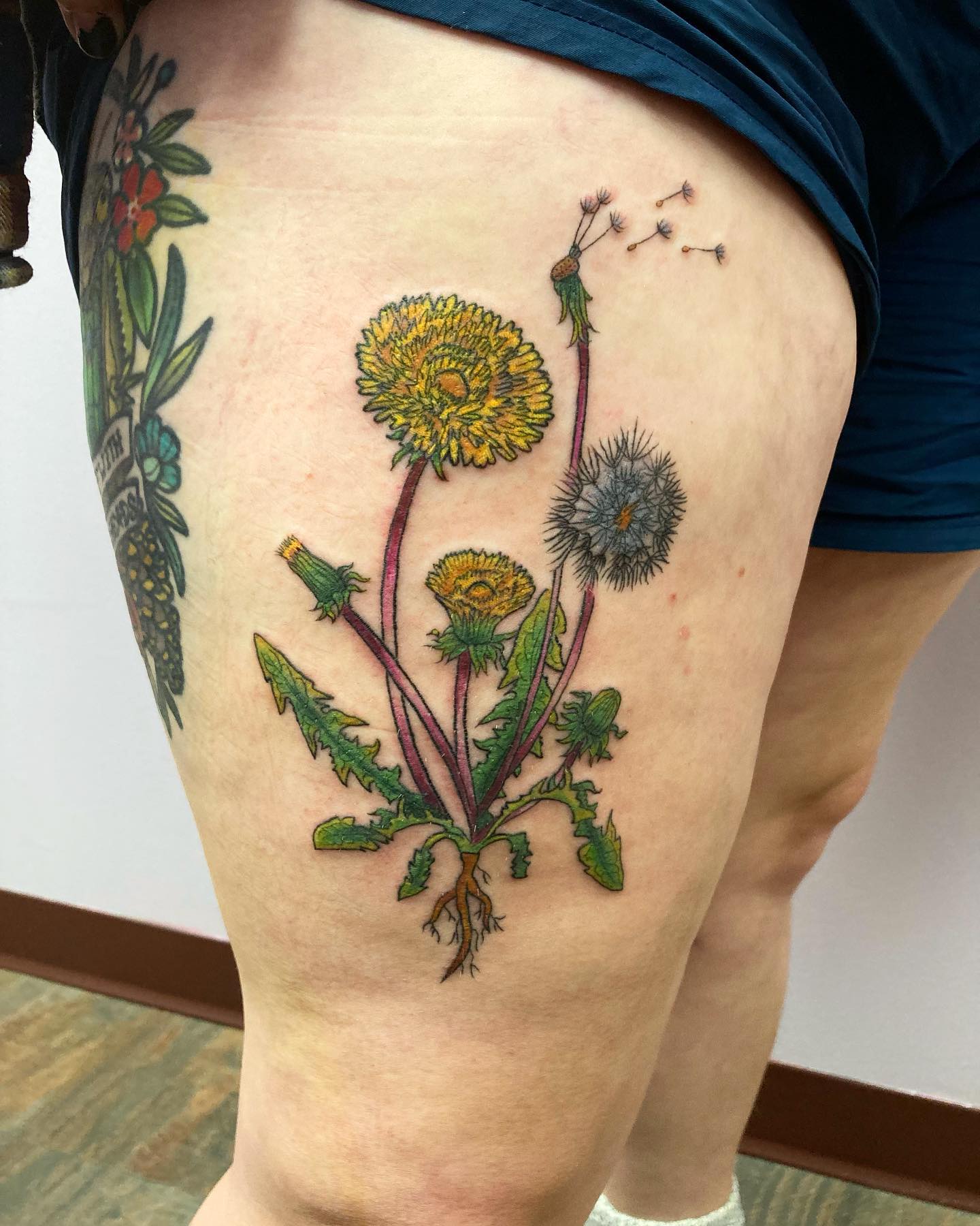 Tatuaje de Diente de León en el Muslo Grande