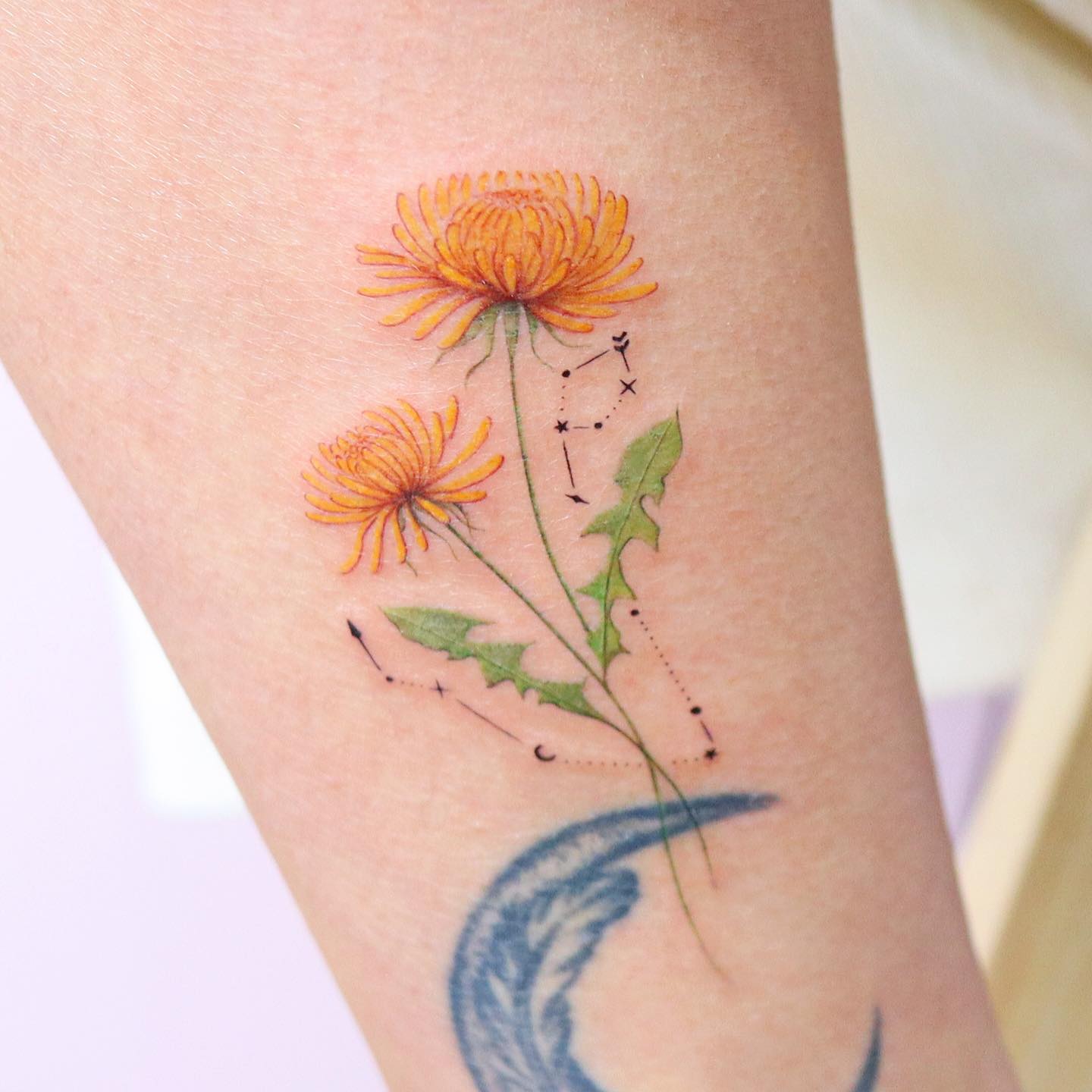 Tatuaje de diente de león naranja