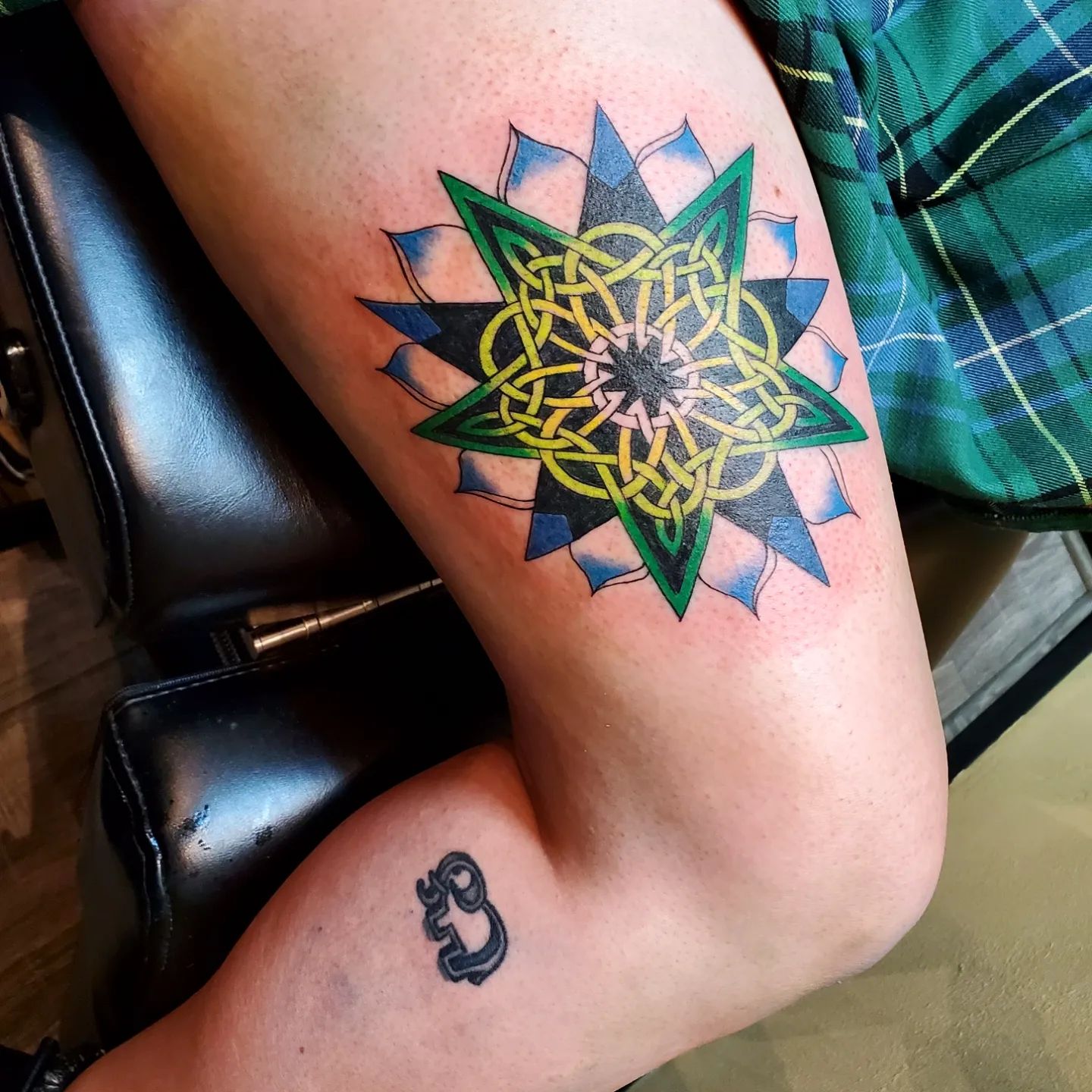 Tatuaje de Estrella Celta en el Muslo.