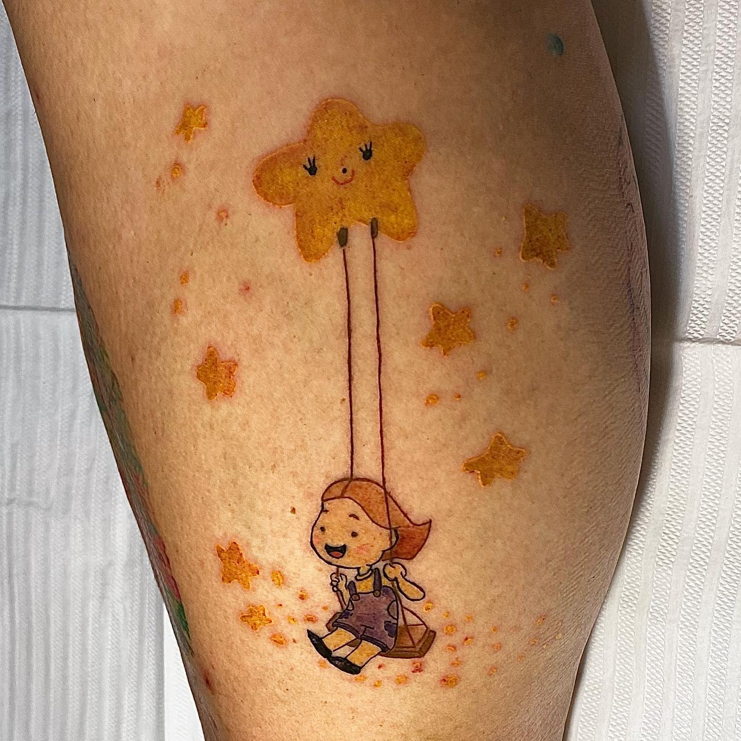 Tatuaje de estrella colorido y bonito.