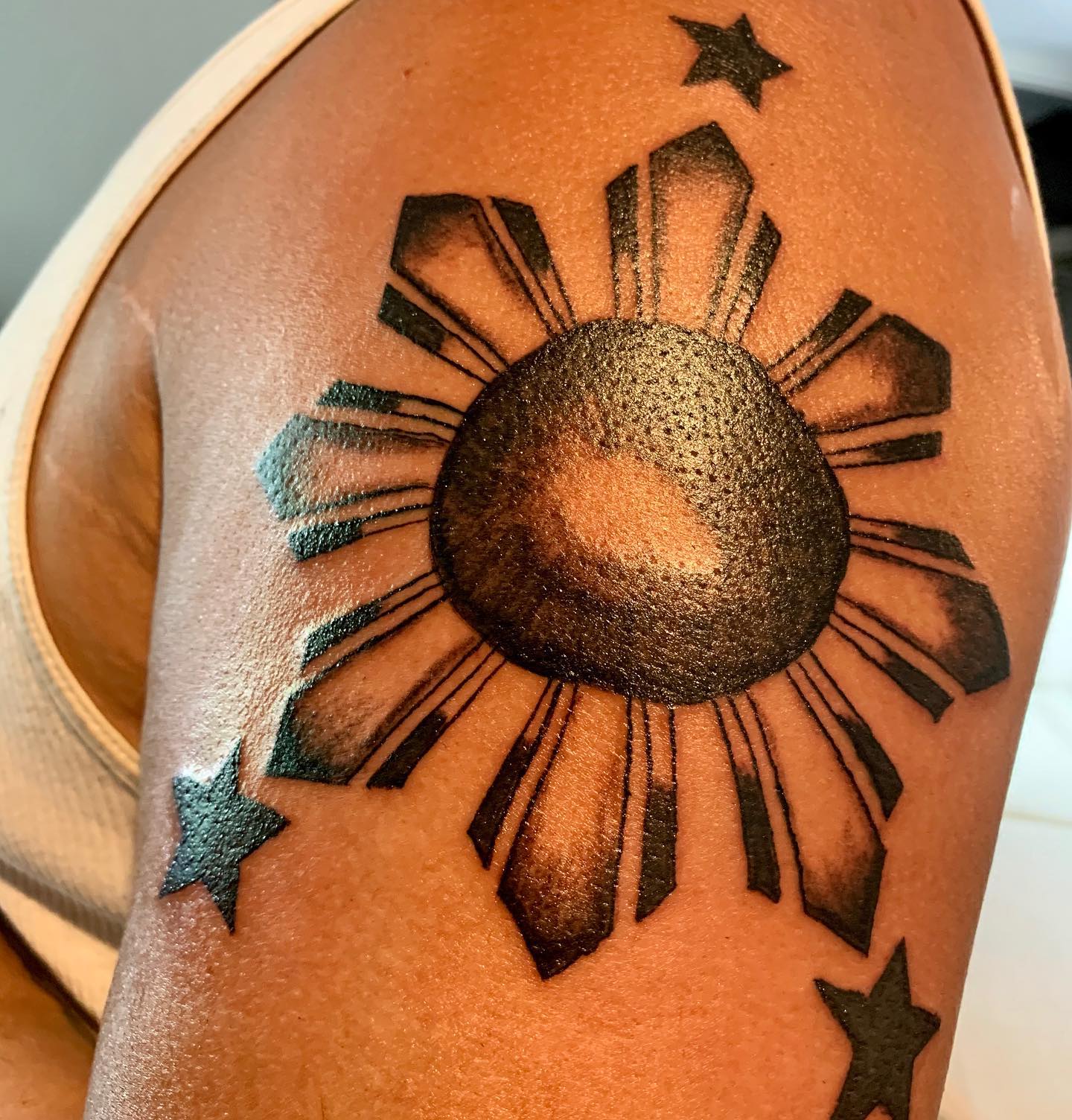 Tatuaje de estrella Filipina en el brazo superior.