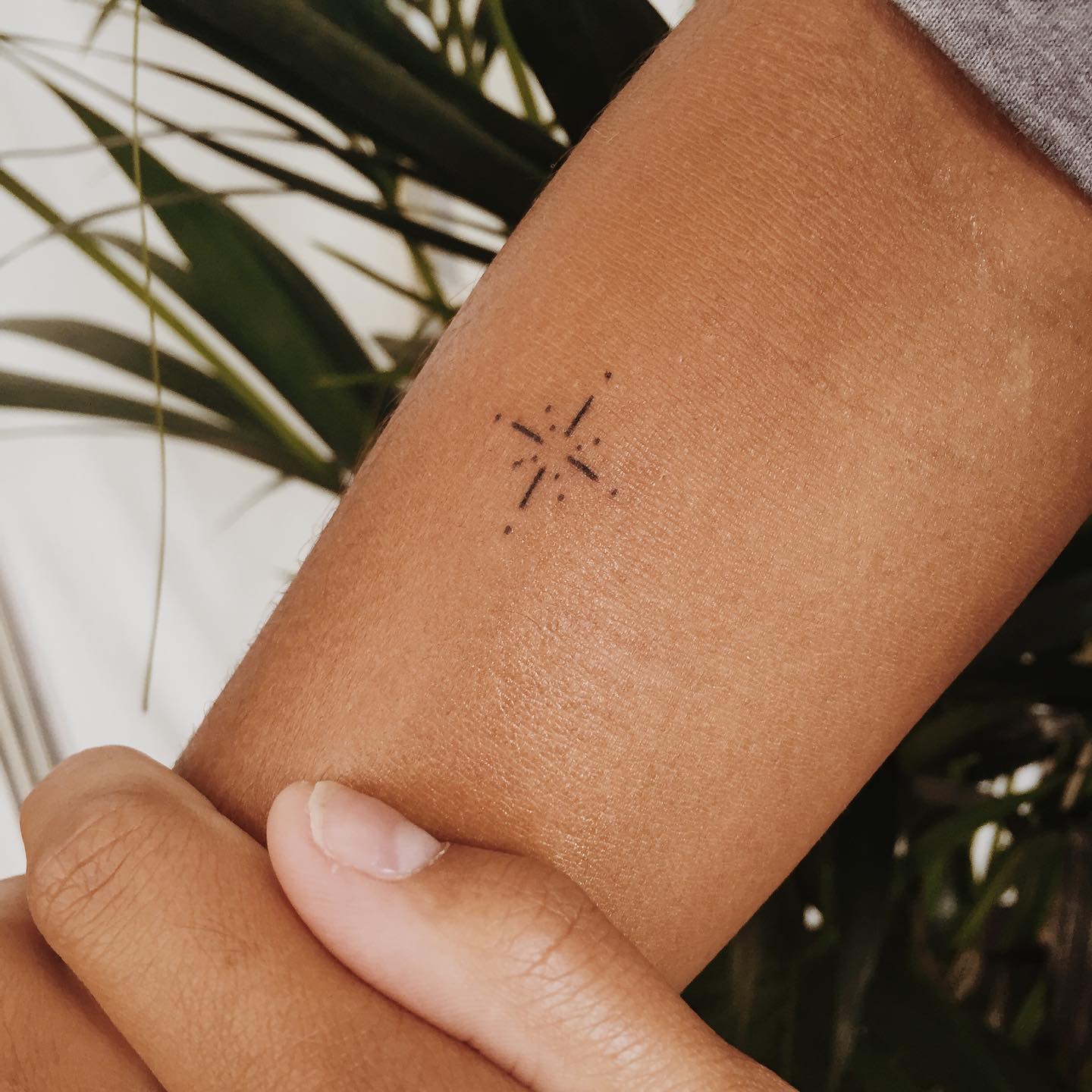Tatuaje de estrella minimalista