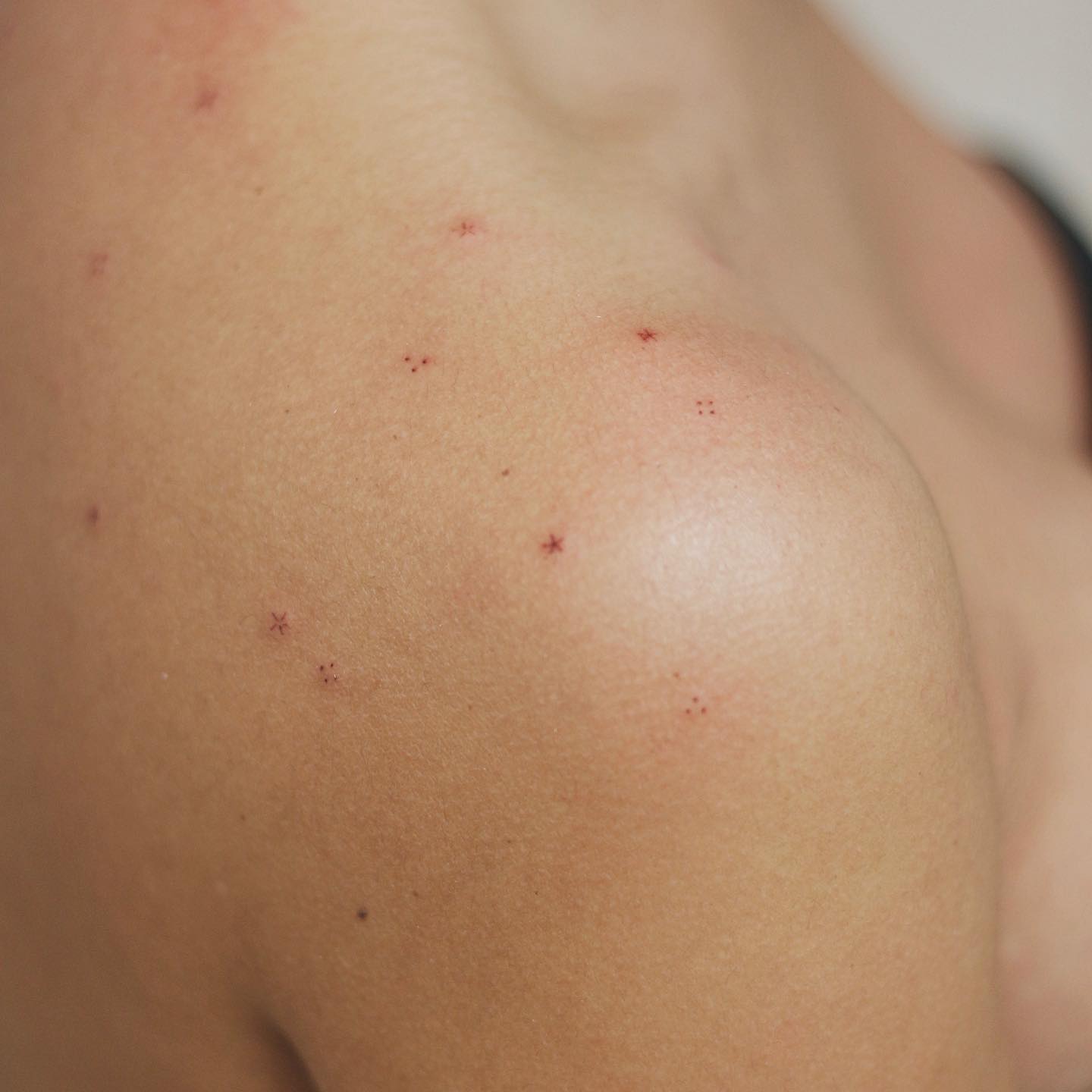 Tatuaje de estrella similar a una pecas