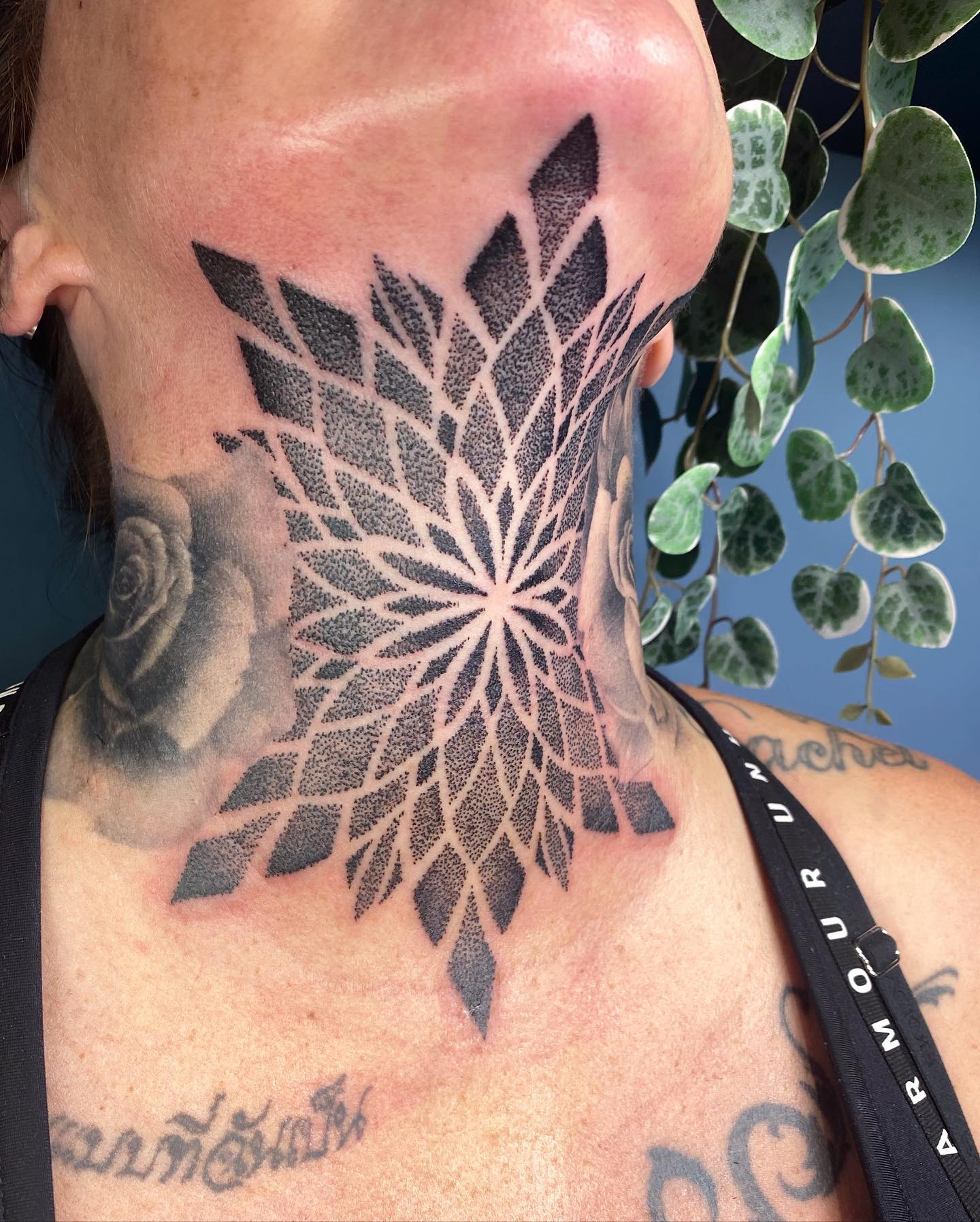 Tatuaje de garganta con puntos