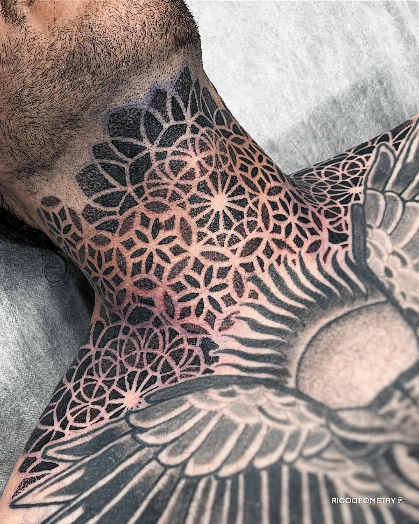Tatuaje de garganta de mandala.