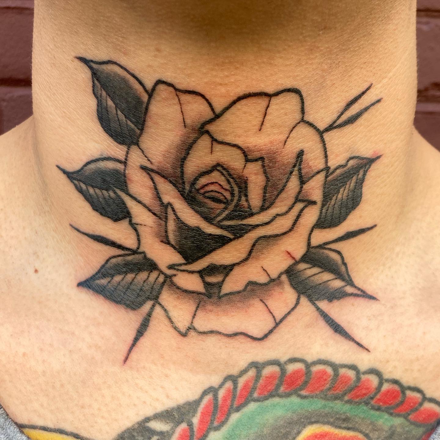 Tatuaje de Garganta de Rosa