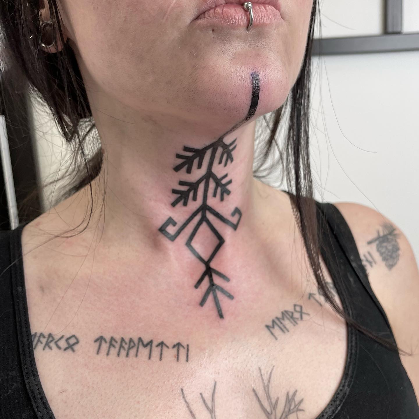 Tatuaje de garganta esotérico
