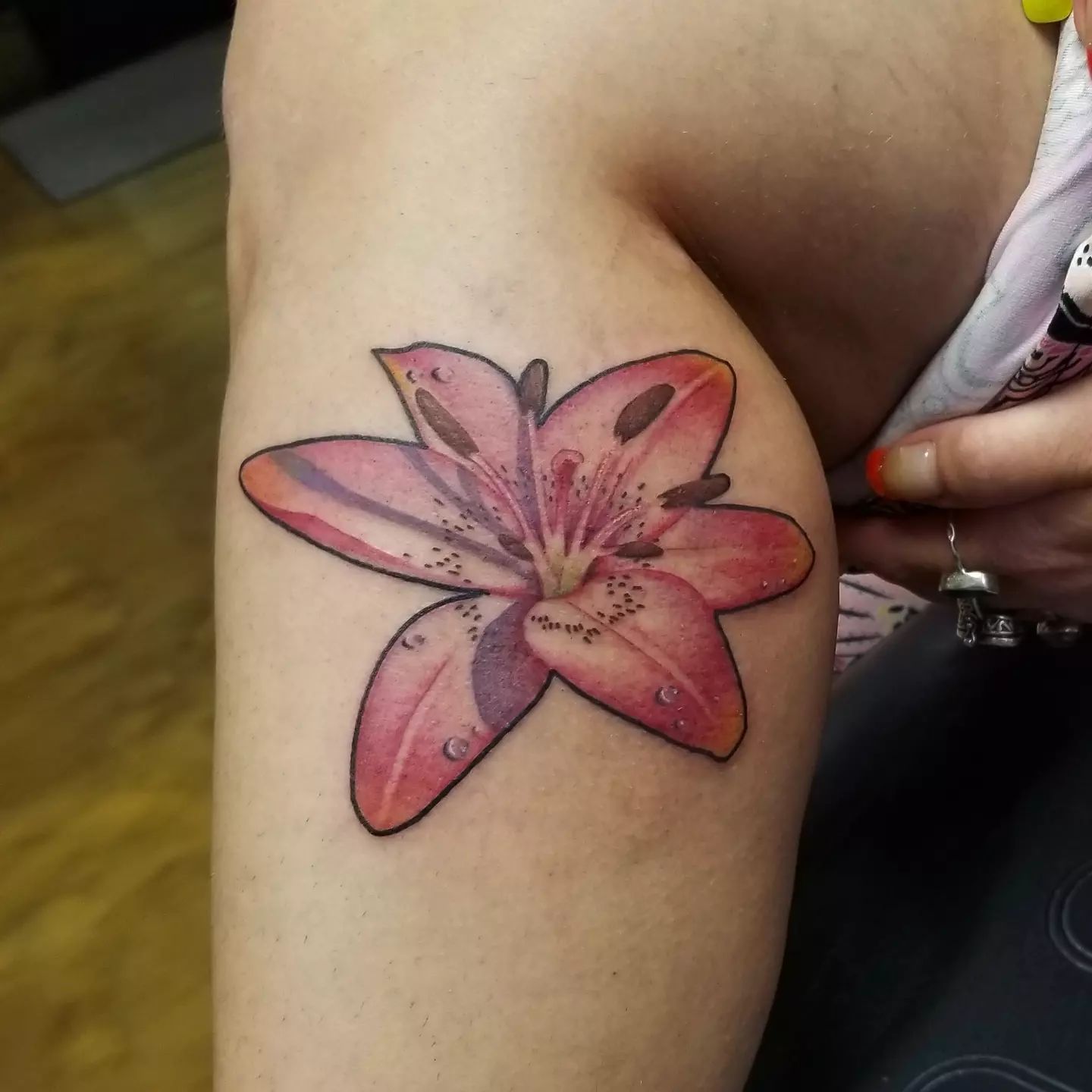 Tatuaje de lirio colorido