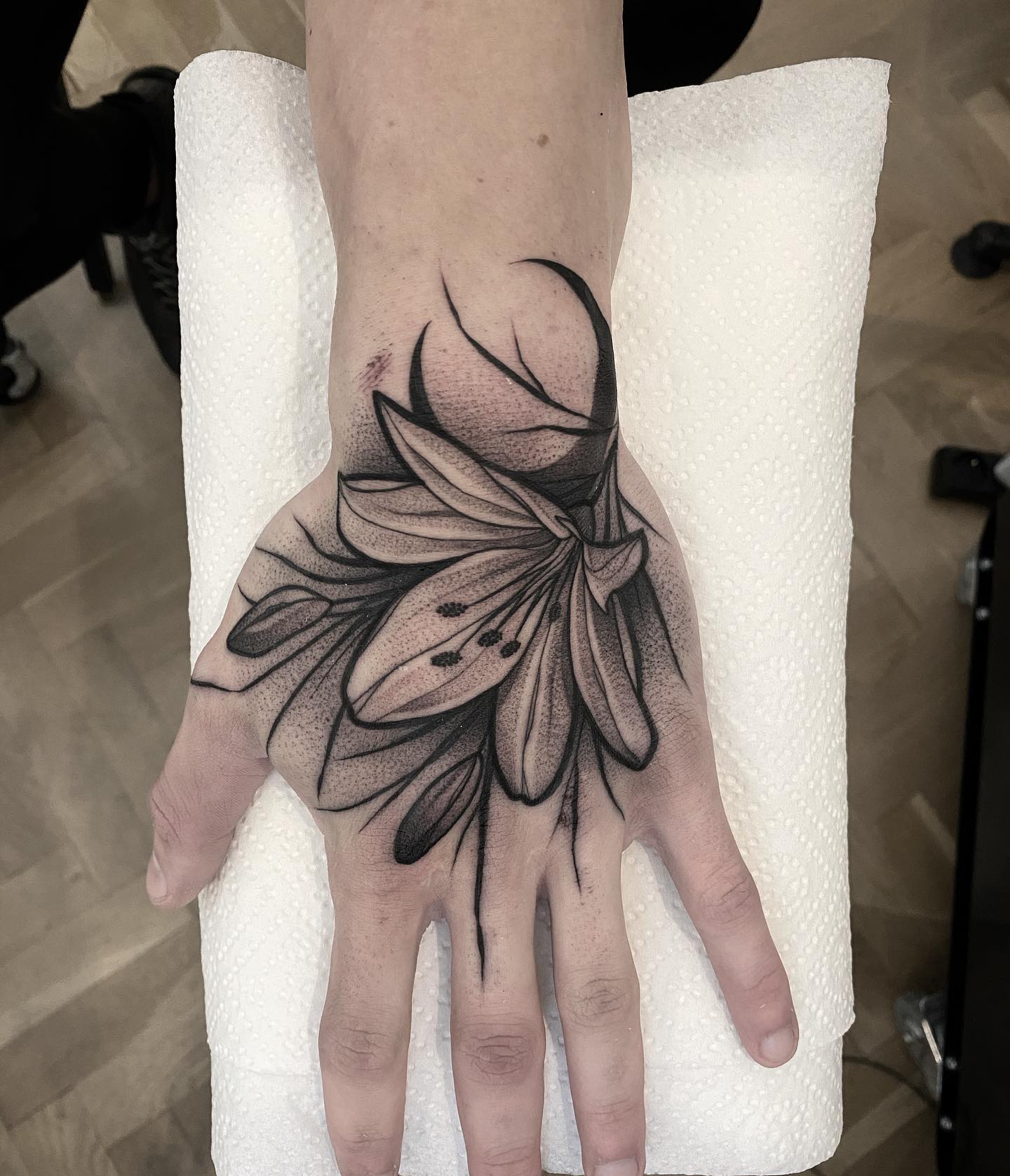 Tatuaje de Lirio de Puntillismo en la Mano.