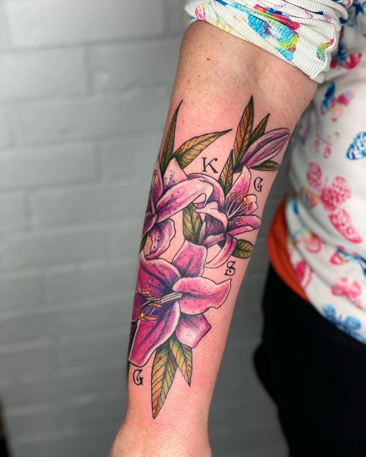 Tatuaje de lirio en el antebrazo.
