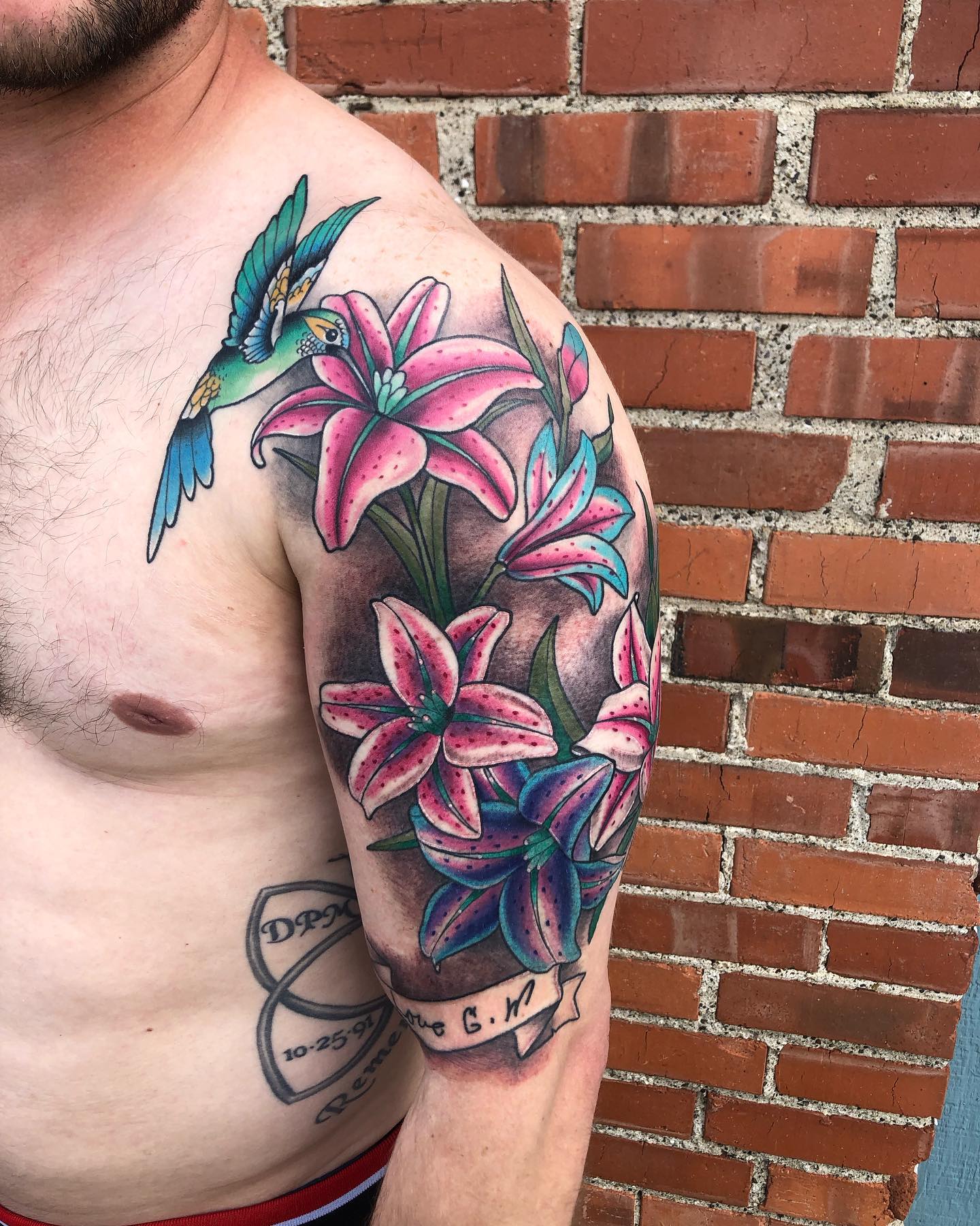 Tatuaje de lirio en el brazo