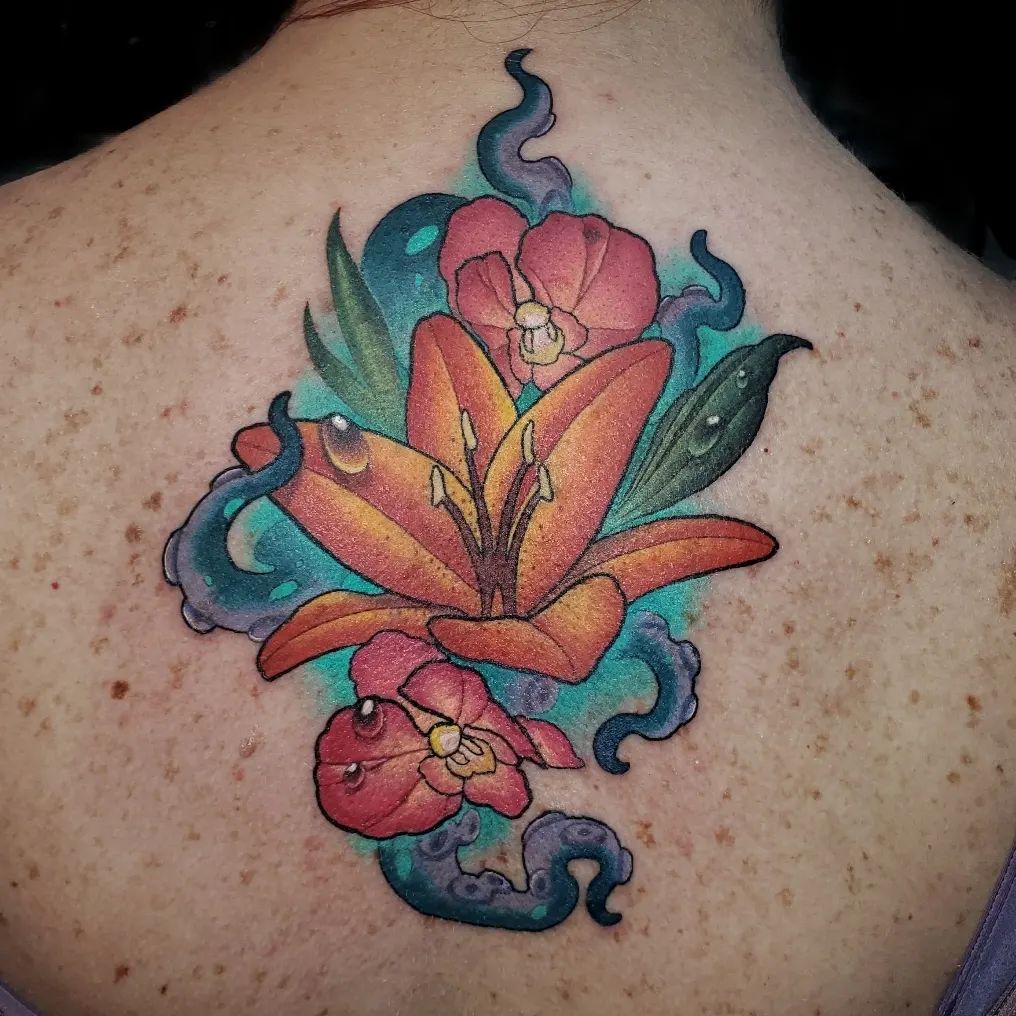 Tatuaje de lirio en la espalda.