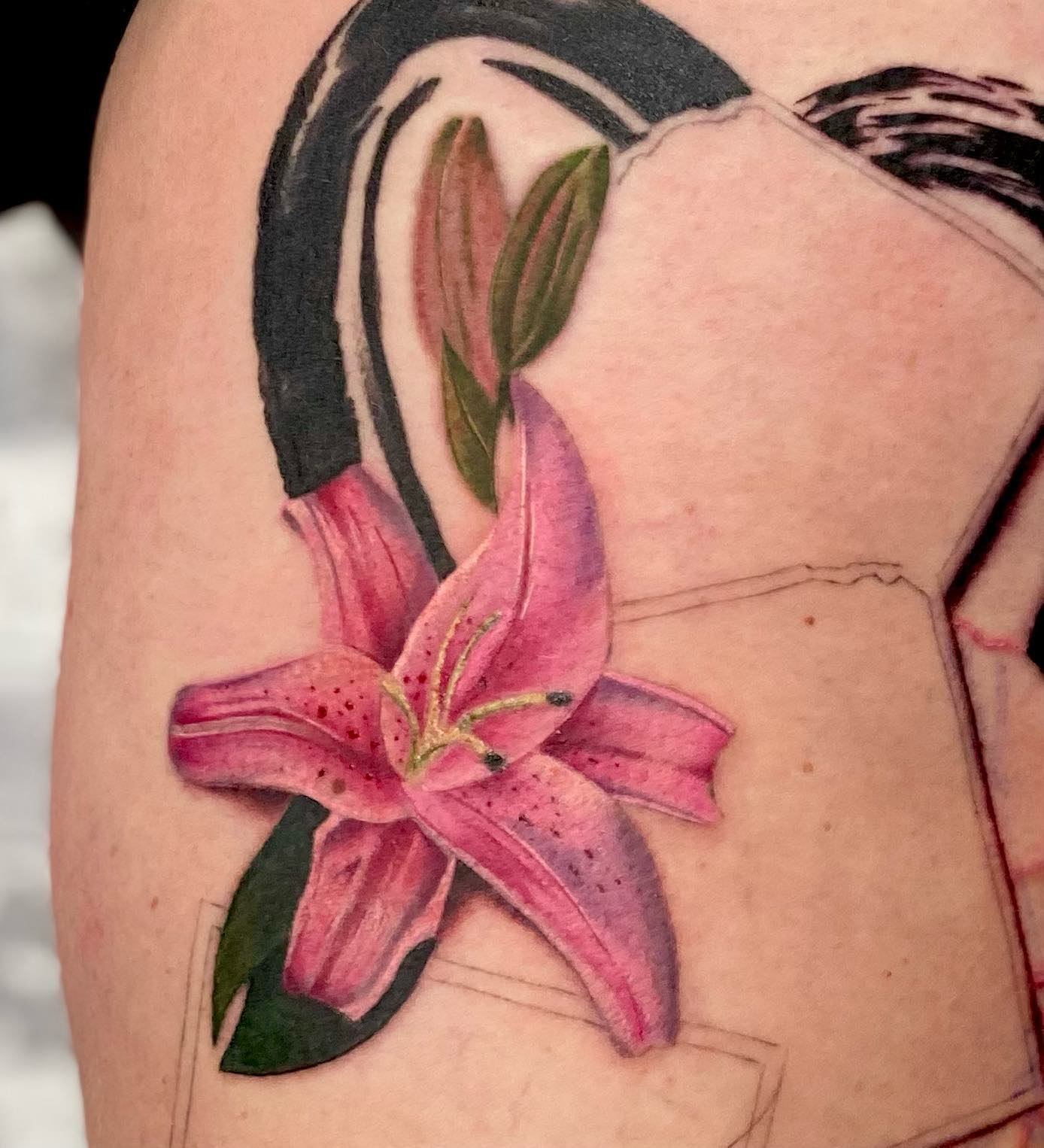 Tatuaje de lirio minimalista