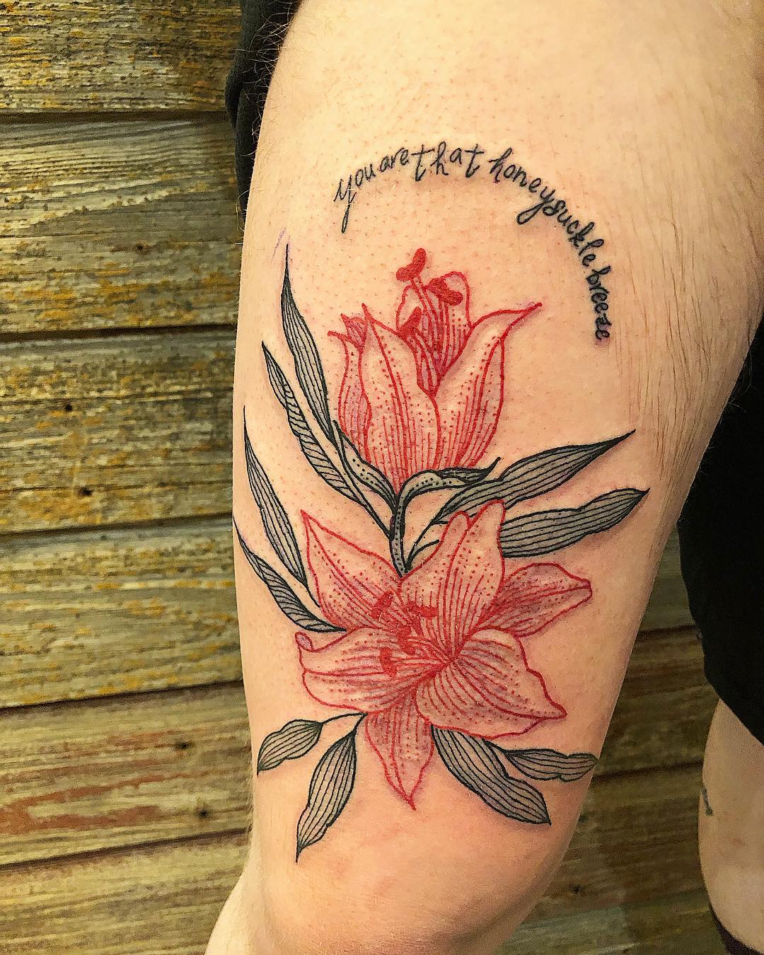 Tatuaje de Lirio Rojo y Negro