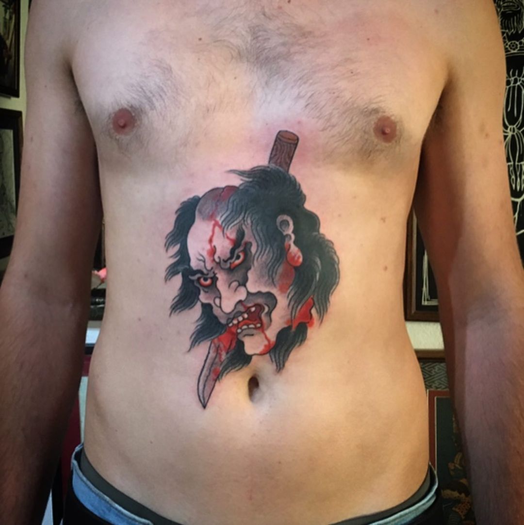 Tatuaje de Namakubi en el estómago.