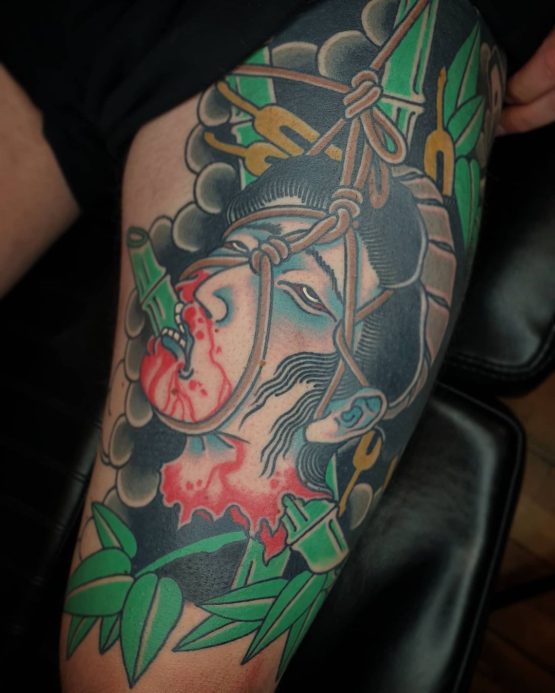 Tatuaje de Namakubi en Muslo Colorido