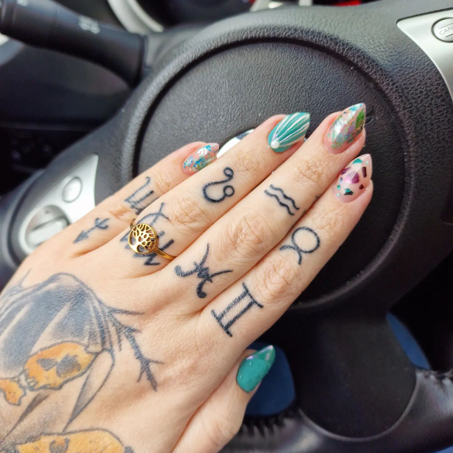 Tatuaje de nudillo del zodiaco