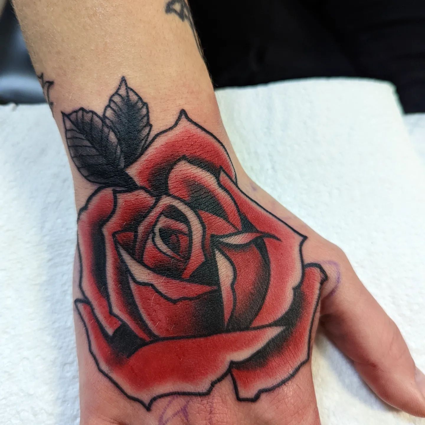 Tatuaje de nudillos de rosa roja