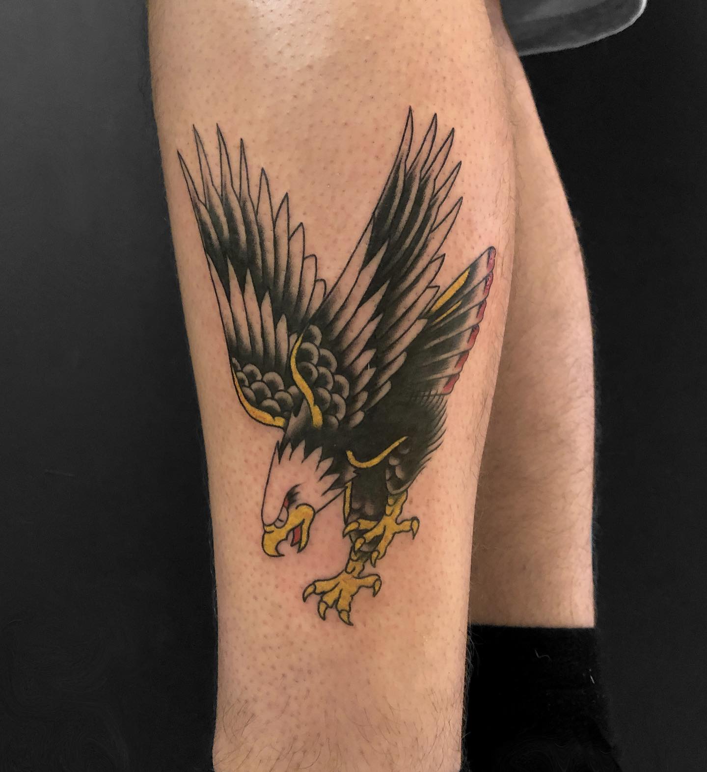 Tatuaje de pájaro en la pierna
