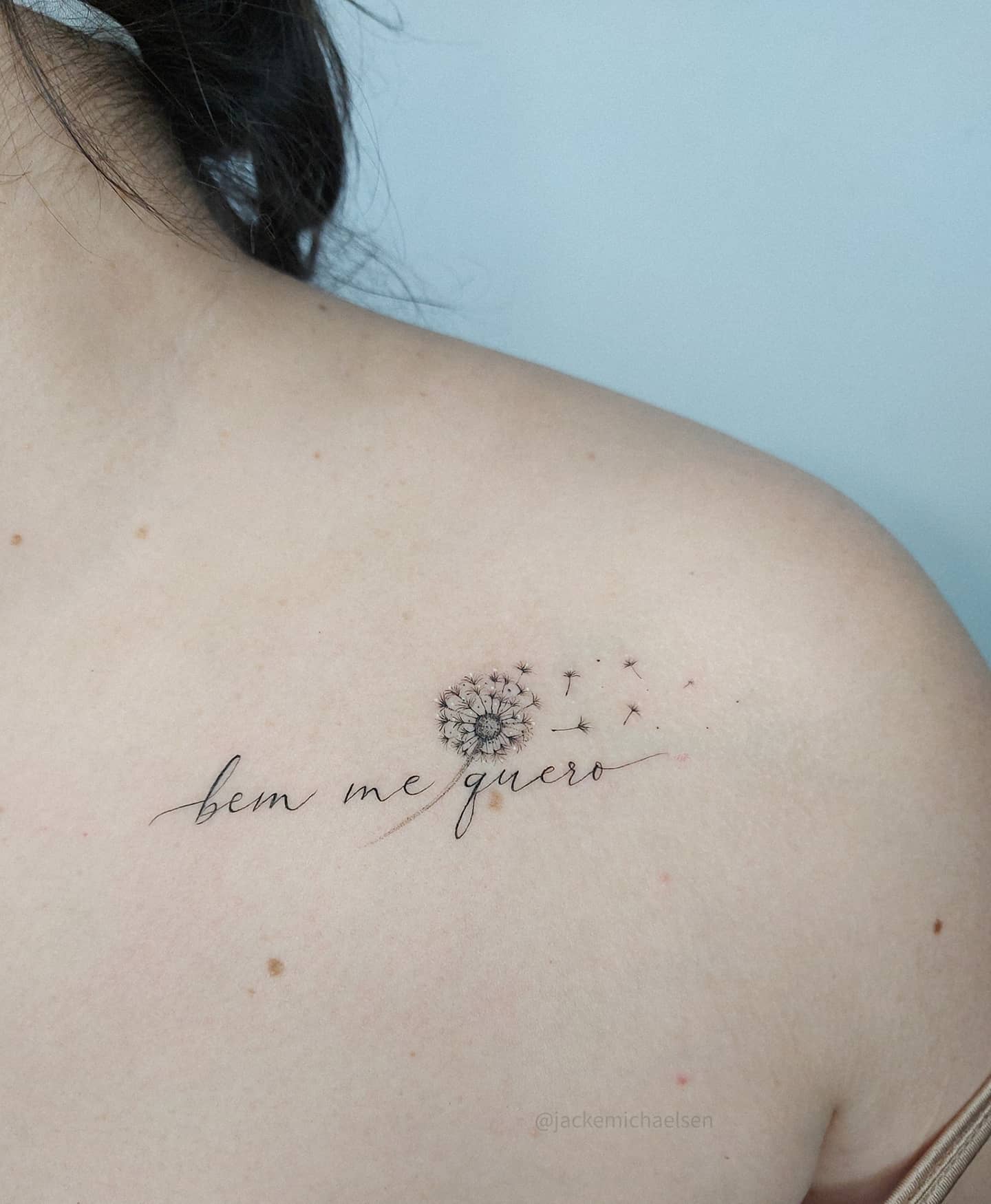 Tatuaje de pecho de diente de león.