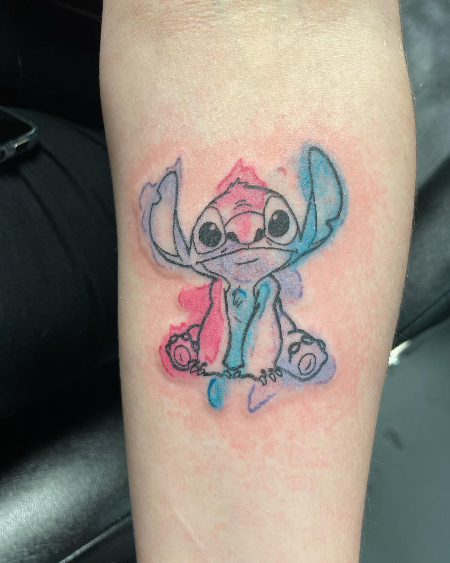 Tatuaje de puntada roja y azul