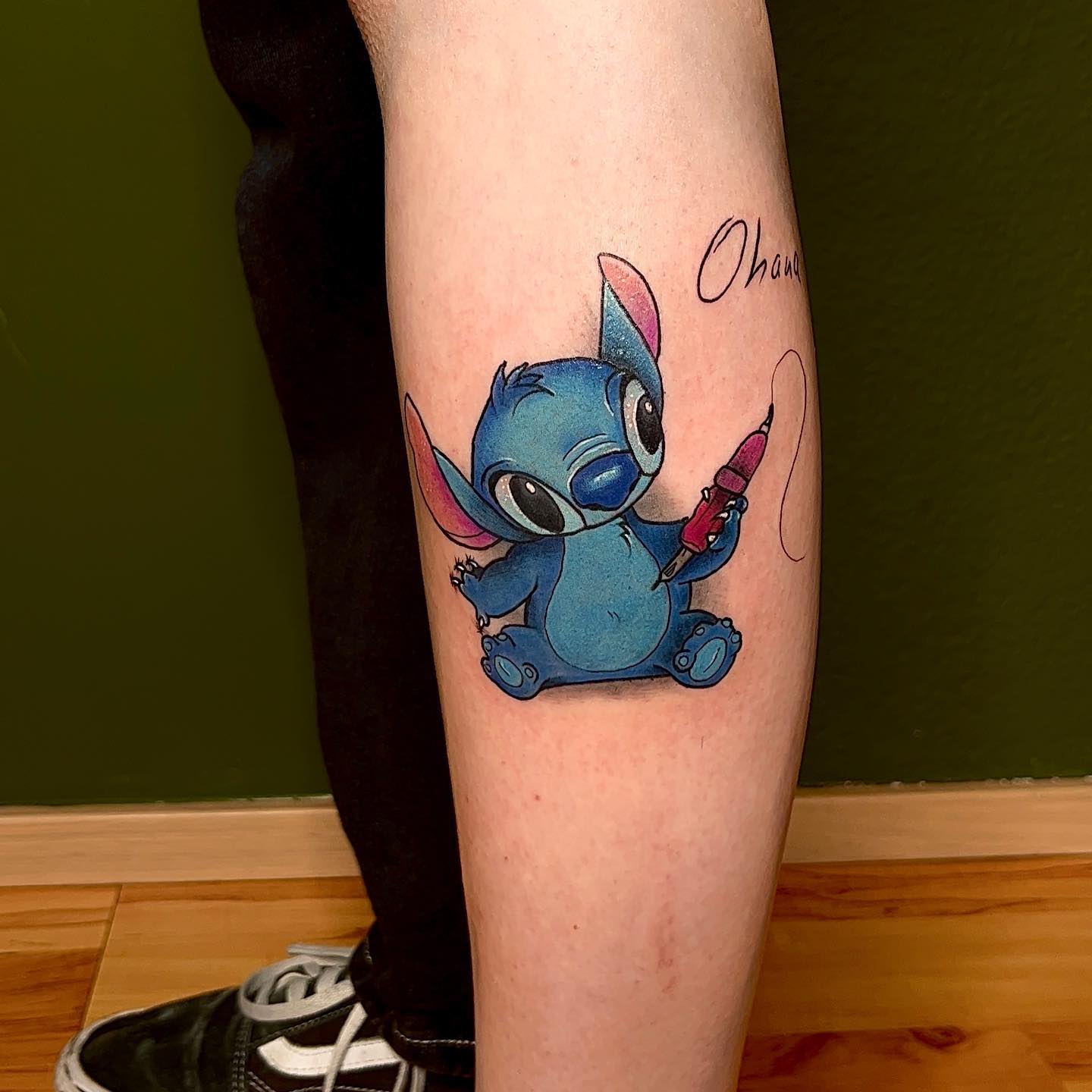 Tatuaje de puntos en la pierna fresco.