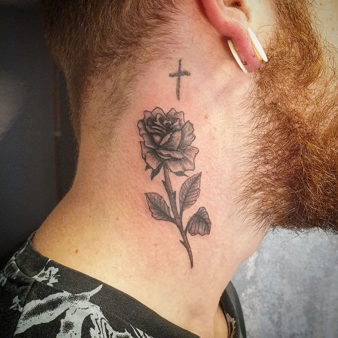 Tatuaje de rosa en el cuello de blackwork.